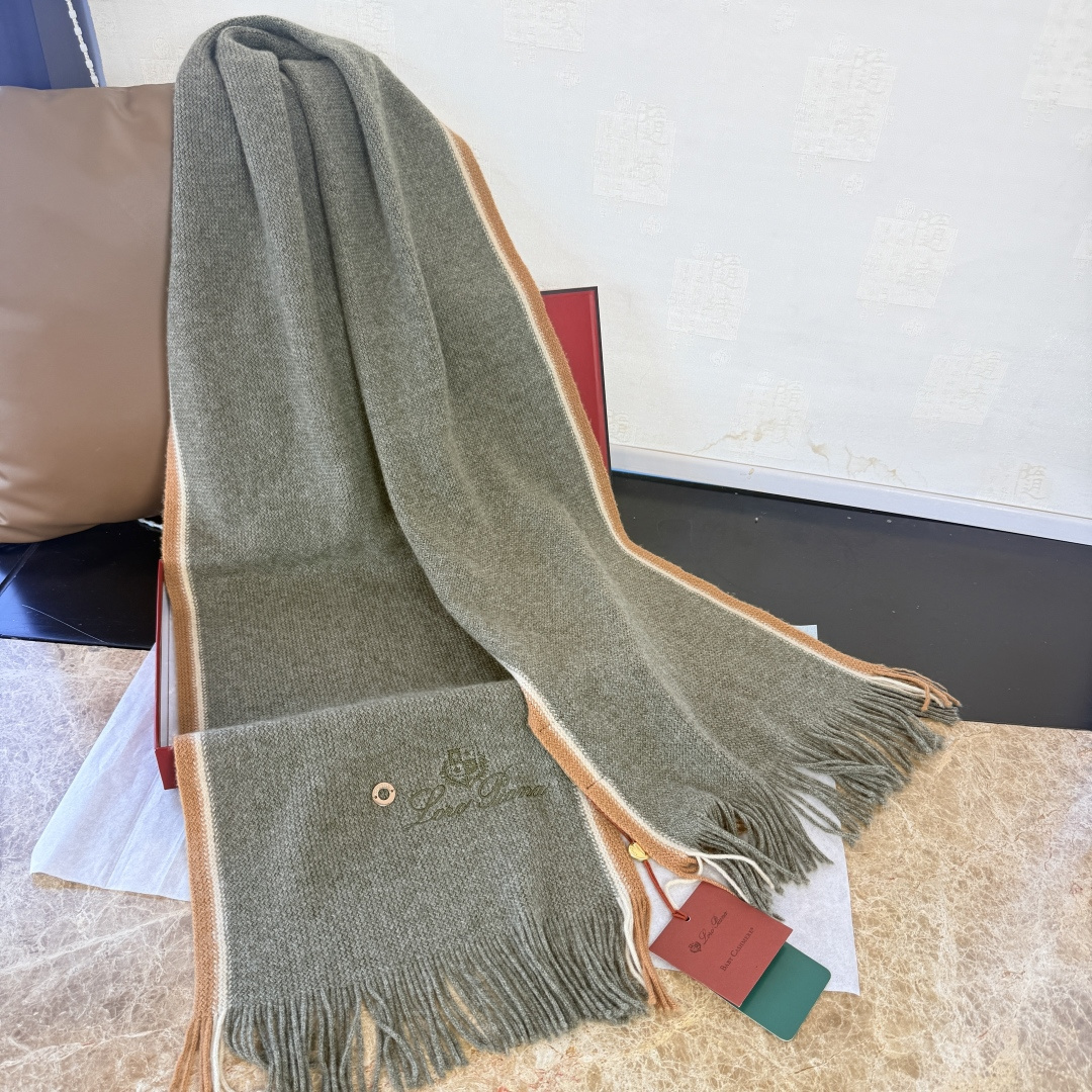 P160🆕Loro Piana · 诺悠翩雅秋冬新品羊绒针织围巾!出口尾单,客供顶级纱线!这款织法比较难,又很费纱线,工艺难度非常大!!可正式,可随意,非常Classical的设计。这样的情侣款围巾,绝对是一条审美不过时的单品!随便围都会好看的羊绒围巾,版型真是一绝!!太实用百搭了,其实没有多余的设计,怎么围都好看!有垂坠感,温暖且非常显瘦!搭配正装或者搭配休闲装都很合适~对折挂围或者绕圈围都完全可以,有温度的风度‼️Size:28✖️180❗️