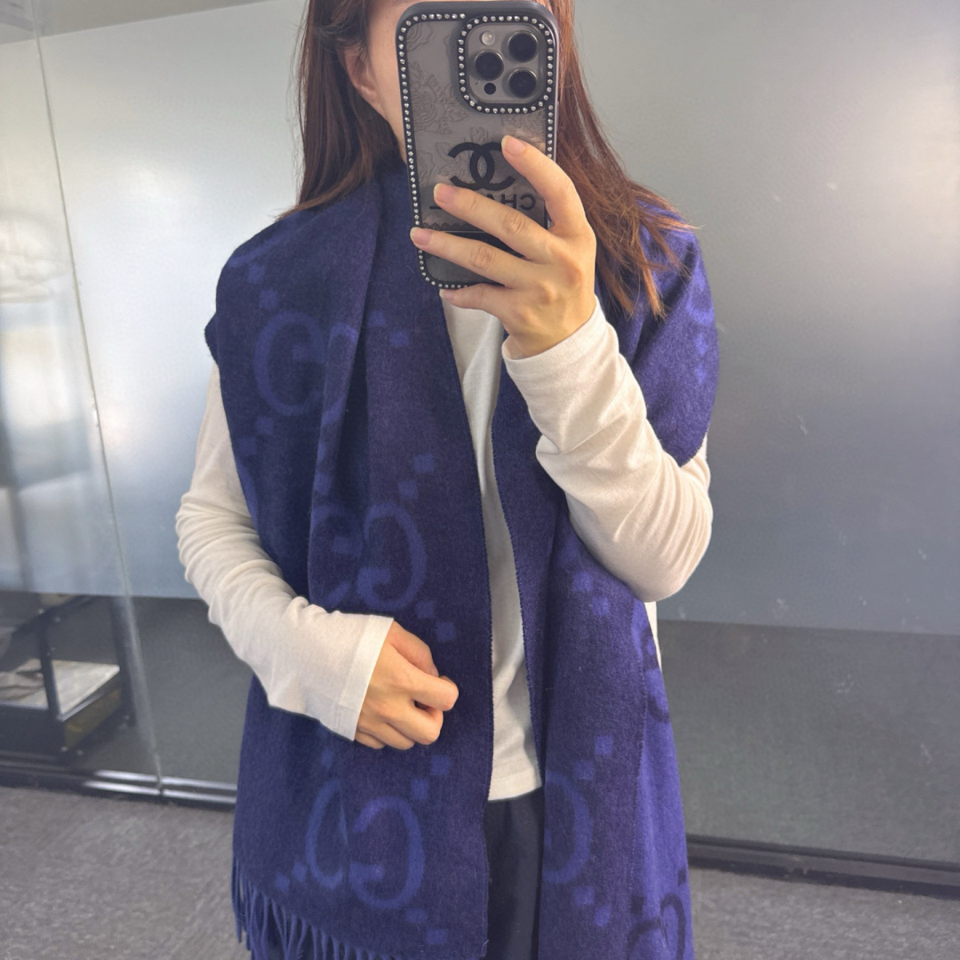 🆕Gucci大G双面羊绒围巾 *200cm 100%羊绒 G家难得纯羊绒出品!超洋气大G提花、两面配色:一条围巾双重搭配~男女同款、大披肩实用尺寸、出差、旅游 都是很重要的选择哦❗️