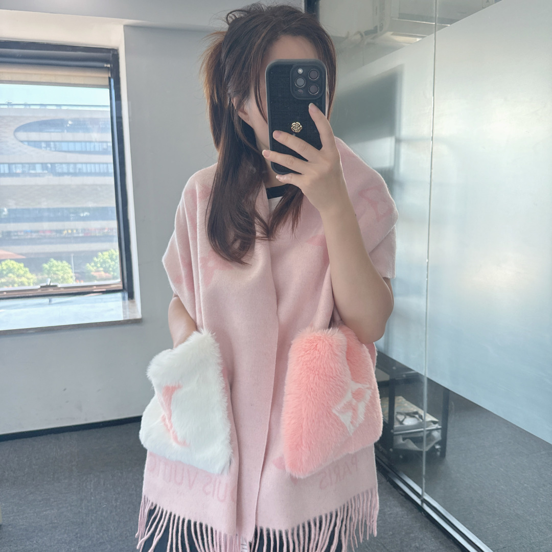 NO:619668,Lujia's classic pocket cashmere scarf shawl continues the winter classic cashmere with rabbit fur pockets, and the Monogram pattern is more noble. The slender tassel is a large L letter and Monogram floral trim. 190 x 46.cm Pocket rabbit fur L letter and Monogram floral jacquard texture long tassel trim high version scarf, high version scarf, louis vuitton, louis vuitton, shawls19860909驴家经典口袋款羊绒围巾披肩延续冬日经典羊绒添缀兔毛口袋,嵌饰 Monogram 图案更显尊贵,纤长流苏为大号 L字母和 Monogram 花卉镶边.190 x 46.cm 口袋兔毛L字母和 Monogram 花卉提花织纹长流苏饰边高版本围巾,高版本围巾,louis vuitton,louis vuitton,shawls,scarf