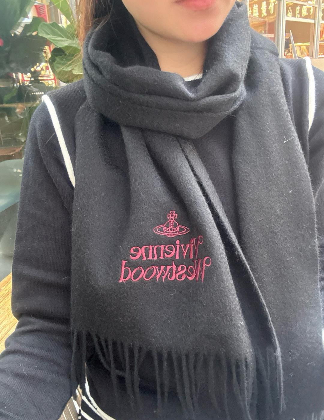 NO:619670,【Vivian ·  The Queen Mother of the West] The best cashmere scarf, it’s too expensive to give away and keep for yourself. It’s a new one. It’s a hot model. It’s the best hard goods from the channel. The quantity is very small for the last order of direct supply to the counter in Italy. The cashmere fabric is supplied by customers and has a soft and waxy feel.  After the 'trembling' treatment, the autumn waves secretly produce the best water ripples, the fabric is more shiny, and the brightness of the color is also increased. Based on the strict selection of the highest quality cashmere, there is no harm without comparison. The world's top cashmere, more  The use of 'water ripple' high-end texture makes the scarf extremely luxurious, and also increases the beauty and functionality. There must be two of each color, no headaches in matching, no regrets for ten thousand years. What is particularly recommended is that this style is pure plain color, not dyed and dyed to the simplest, but the color is bright and high-end. The whole family can match any color with each other. 30*180cm, 130g, Albas cashmere supports quality inspection, high version scarf, high version scarf19860909【薇薇安 · 西太后】极品山羊绒小围巾,送人自留都太高大上了重磅上新,爆款爆款,渠道极品硬货～出口意大利直供专柜尾单到手数量极少,客供面料羊绒,手感软糯,经“颤栗”处理,秋波暗送极品水波纹,面料更有光泽,也增加了色彩的鲜艳度以严格选用最高品质的羊绒为基准,没有对比就没有伤害,世界最顶级羊绒,更是采用“水波纹”高级纹路更是让围巾奢华到不行,更是增加了美感和功能性,每色必留两条,搭配不头疼,不留后悔一万年,特别值得推荐的是,此款是纯素色,不是染色印染至简却色彩感鲜明又高级的感觉全家哪个颜色都可以互相搭配30*180cm,130g,阿尔巴斯山羊绒支持质检高版本围巾,高版本围巾,scarf