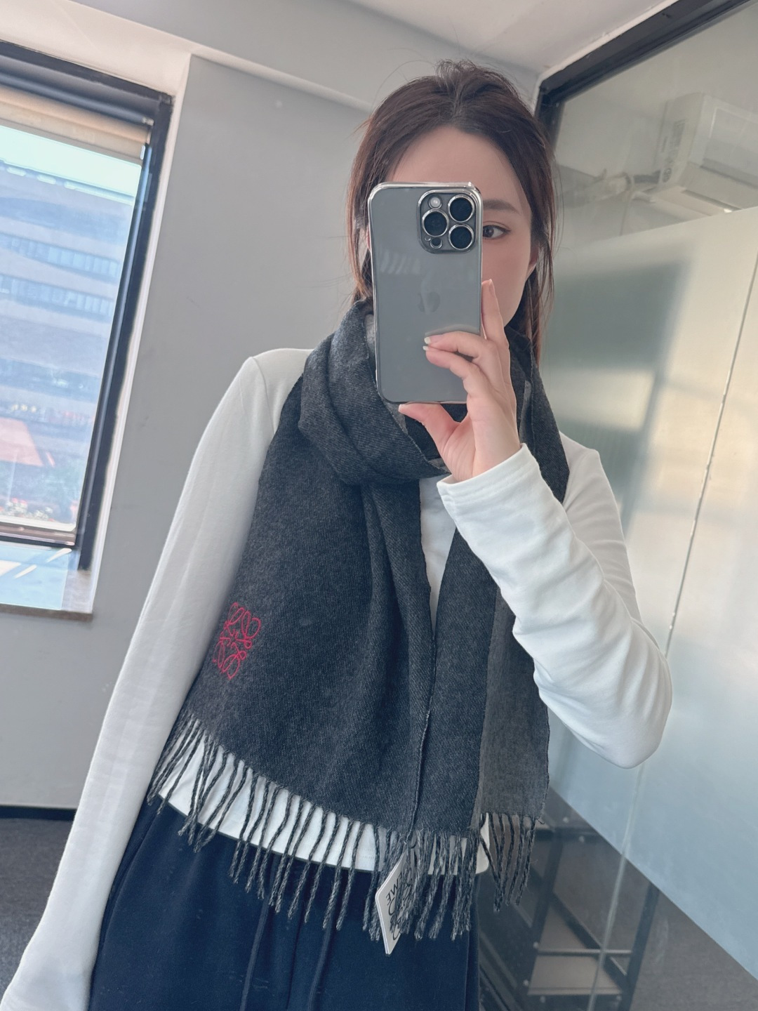 NO:642216,【 Loewe ·  Loewe’s rare and gentle color matching, low-key yet elegant] We highly recommend double-sided color matching, a scarf with two styles, high-end, comfortable and fashionable temperament, a niche name, but full of big-name style, super Amway loewe this soft scarf that touches the heart,  The extremely simple colors are matched with the eye-catching color-changing logo, which is the finishing touch without losing the beauty. It is the pursuit of successful people. The color is absolute and has a unique fairy spirit. It is definitely the best choice for couples. The color is elegant and not enchanting. Original special matte yarn, specification 30  x 180cm high version scarf, high version scarf, loewe, loewe19860909【 Loewe · 罗意威难得一见的温柔配色,低调又不失优雅】重点推荐双面配色,一条围巾两种风格搭配,高级舒适时髦气质,名小众,却大牌范十足,超级安利loewe这款触动内心的柔美围巾,极其简单的颜色搭配抢眼的变色logo,点睛之笔确又不失美感,成功人士的追求,色彩绝对,有点独有的仙气,绝对的情侣款不二之选,颜色淡雅,不妖娆原版专用哑光纱线,规格30 x 180cm高版本围巾,高版本围巾,loewe,loewe,scarf