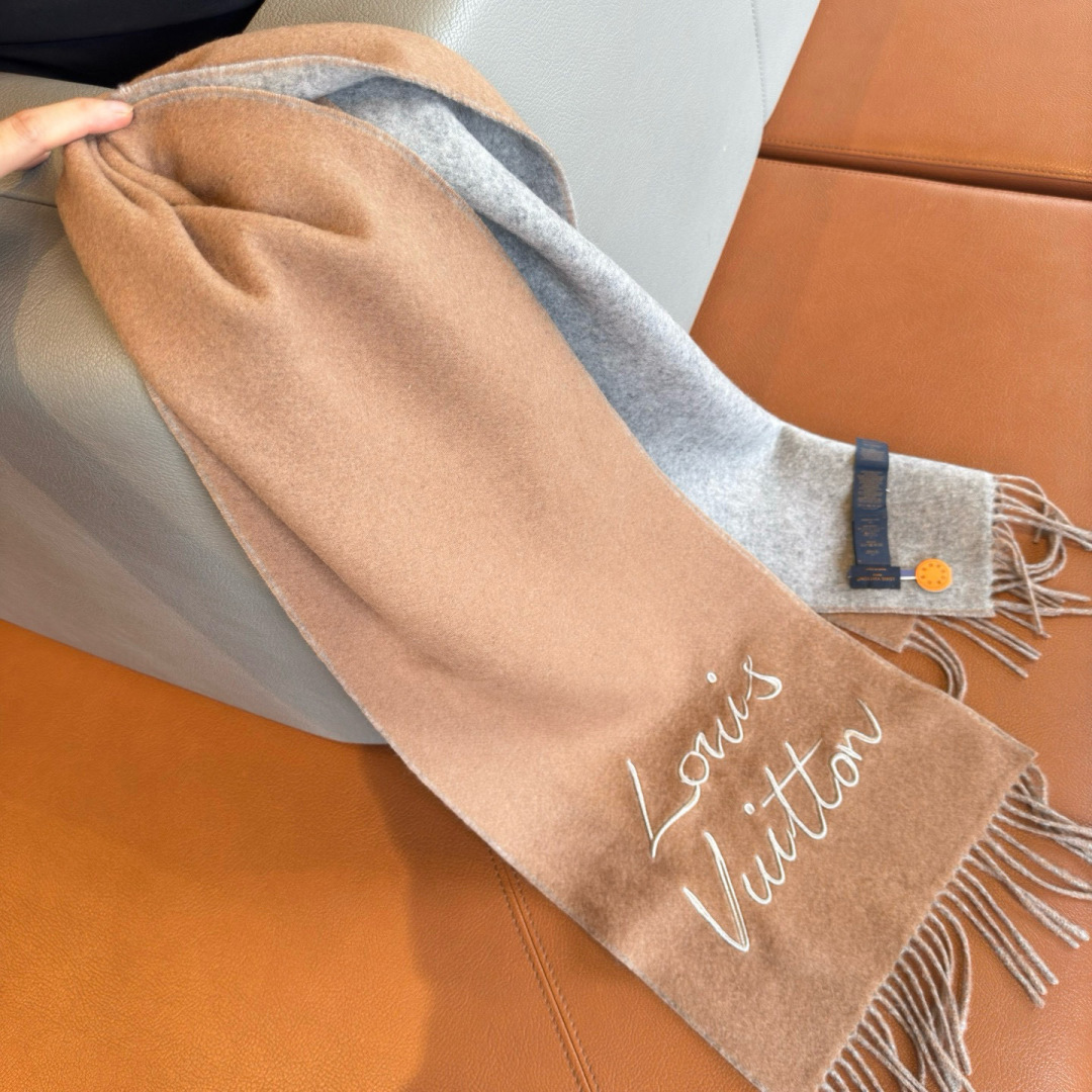 P150🆕LV大驴家新款双面围巾，独家首发，围巾取材绵羊毛，以拉绒处理营造舒适暖意。手写体路易威登字母标识点睛一隅，为日常造型注入潮流格调。
规格30 x 180 厘米
(高 x 长度)
100%绵羊毛
刺绣路易威登标识织纹
流苏饰边