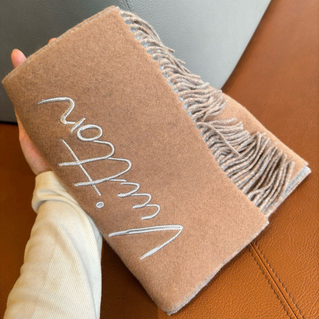 P150🆕LV大驴家新款双面围巾，独家首发，围巾取材绵羊毛，以拉绒处理营造舒适暖意。手写体路易威登字母标识点睛一隅，为日常造型注入潮流格调。
规格30 x 180 厘米
(高 x 长度)
100%绵羊毛
刺绣路易威登标识织纹
流苏饰边