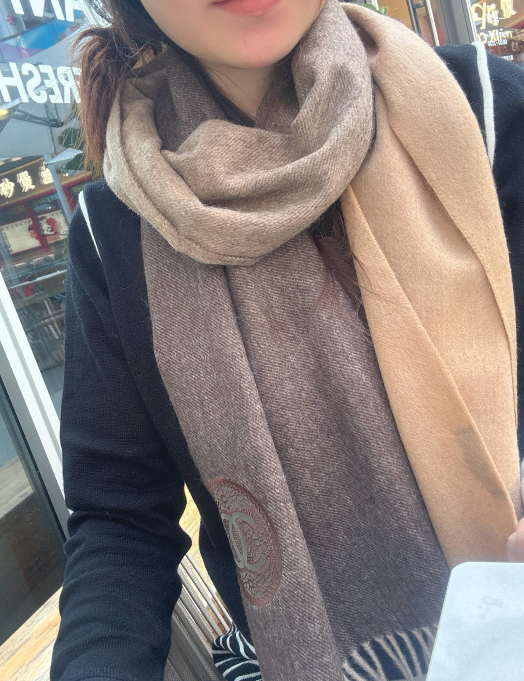 NO:619600,【Chanel ·  Chanel's rare gentle color matching, super obsessed with the temperament, low-key, quiet and elegant] Highly recommended, high-end, comfortable and fashionable temperament, simple but not simple, full of big-name style, Super Amway Grandma's soft scarf that touches the heart,  The gradient color matching design with the eye-catching hollow double C logo is the finishing touch without losing the beauty. It is the pursuit of successful people. The color is definitely a bit unique and fairy-like. It is definitely the best choice for couples. The color is elegant and not enchanting. Specifications: 35  x 180cm high version scarf, high version scarf, chanel, chanel19860909【Chanel · 香奈儿难得一见的温柔配色,超级迷恋气质低调恬静又不失优雅】重点推荐高级舒适时髦气质,简约却又不简单,大牌范十足,超级安利香奶奶这款触动内心的柔美围巾,渐变拼色的颜色设计搭配抢眼的镂空双C标志,点睛之笔确又不失美感,成功人士的追求,色彩绝对有点独有的仙气,绝对的情侣款不二之选,颜色淡雅,不妖娆规格35 x 180cm高版本围巾,高版本围巾,chanel,chanel,scarf