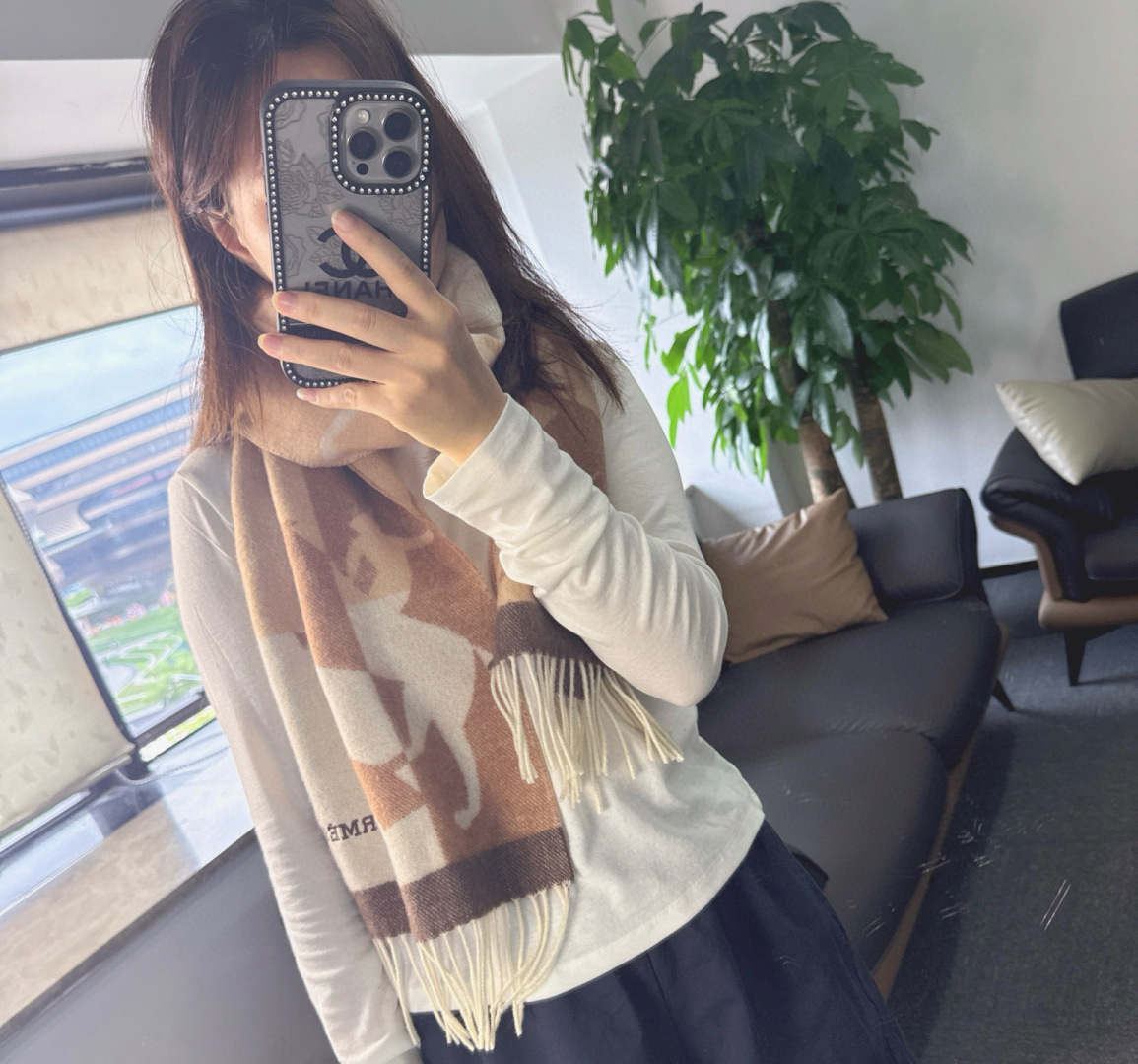 NO:619648,【Hermes ·  Hermès jacquard scarf, exquisite and gentle color matching, super infatuated with temperament, low-key, quiet and elegant] Highly recommended, high-end, comfortable and fashionable temperament, simple but not simple, double-sided jacquard H family elements, Super Amway Big H, this soft touch that touches the heart  Beautiful scarf, elegant color design with classic H letter embroidery, the finishing touch without losing the beauty, the pursuit of successful people, the color is definitely a bit unique and fairy-like, the absolute best choice for couples, the color is elegant, not enchanting, size 30  x 168cm high version scarf, high version scarf, hermes, hermes19860909【Hermes · 爱马仕提花围巾,精致的温柔配色,超级迷恋气质低调恬静又不失优雅】重点推荐高级舒适时髦气质,简约却又不简单,双面提花H家元素,超级安利大H这款触动内心的柔美围巾,素雅的颜色设计搭配经典的H字母刺绣,点睛之笔确又不失美感,成功人士的追求,色彩绝对有点独有的仙气,绝对的情侣款不二之选,颜色淡雅,不妖娆规格30 x 168cm高版本围巾,高版本围巾,hermes,hermes,scarf