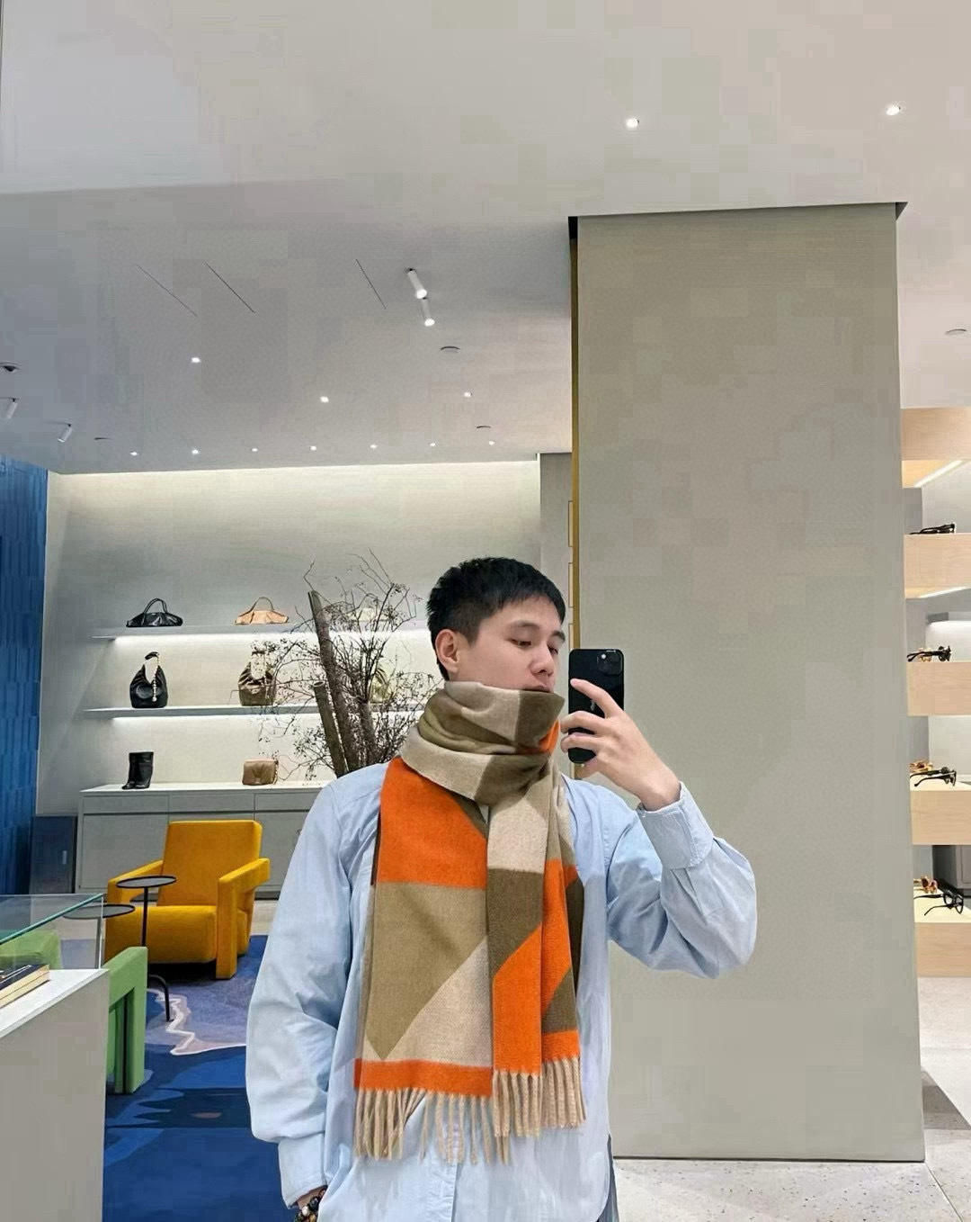 P150🆕【❗️LOEWE · 怒赞强推❗️】数量极其有限❗️男人们女人们的精品‼️ LOEWE专柜最新限量logo，皮质经典标志，精致度无敌❗️超好的原料，满满的水波纹路，手感有如婴儿肌肤，柔嫩舒服，而且这种机会真的很难得，工厂舍不得给的好货❗️渐变与千鸟格的完美结合，层次分明重工织造，把Loewe的精品概念演绎的淋漓尽致❗️一家香港的外贸公司下的订单.出口意大利❗️只留下loewe主标，而且是原标❗️大家懂的最后一道工序去意大利做，就变made in italy ❗️客供100%山羊绒.这种羊绒很特别，客供进口纱线，糯软超舒服，欧洲的纺纱技术比中国先进的多❗️每个颜色都是设计师精心挑选.LOEWE最强的就是选色.永远选的都是超时代的高级色❗️三色真心自留，而且实物比照片美一万倍❗️而且数量可怜，这种出口的原单好货这点数量不够塞牙缝，织造纹路很清晰也很特别❗️不是简单纹路，低调的奢华❗️错过就是过错❗️