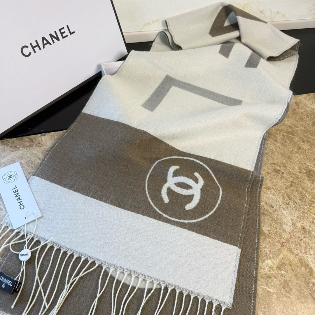 🆕Chanel · 香奈兒新品圍巾，這條必須推雖然是25C吊牌，但25。開始之後這條才進櫃有多種顏色可挑
