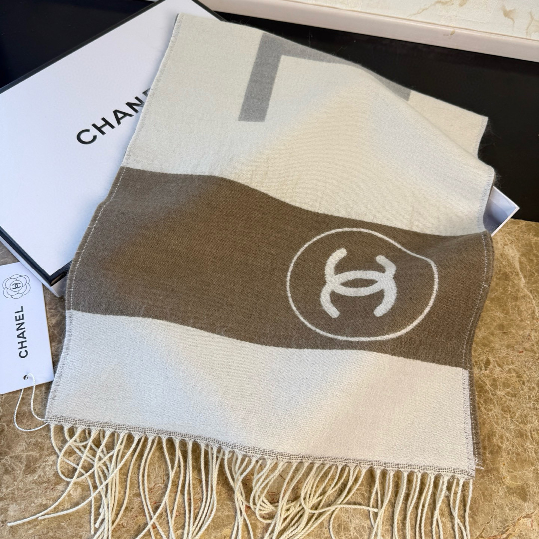 🆕Chanel · 香奈兒新品圍巾，這條必須推雖然是25C吊牌，但25。開始之後這條才進櫃有多種顏色可挑