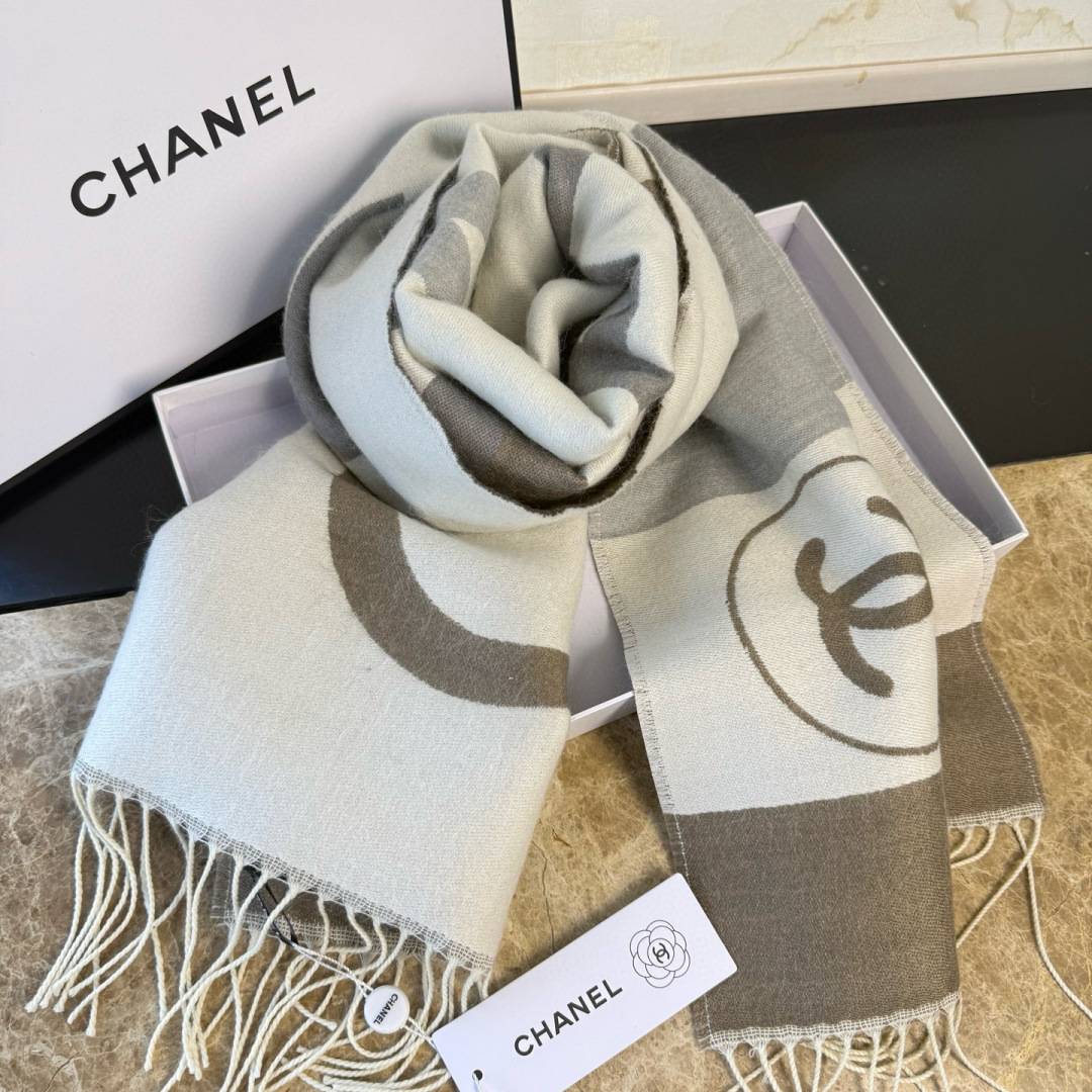 🆕Chanel · 香奈兒新品圍巾，這條必須推雖然是25C吊牌，但25。開始之後這條才進櫃有多種顏色可挑