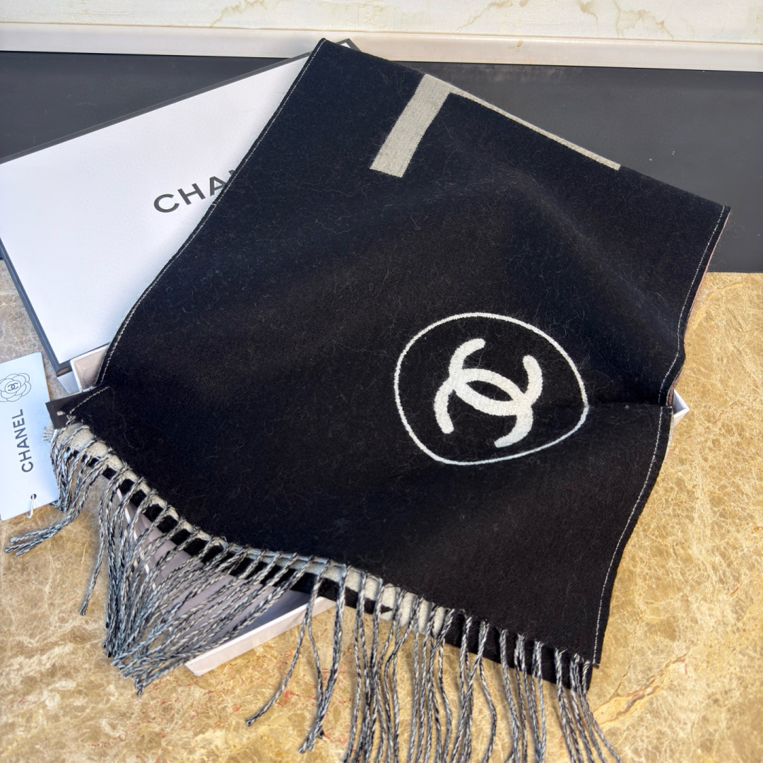 🆕Chanel · 香奈兒新品圍巾，這條必須推雖然是25C吊牌，但25。開始之後這條才進櫃有多種顏色可挑