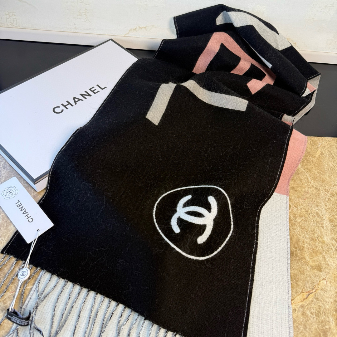 🆕Chanel · 香奈兒新品圍巾，這條必須推雖然是25C吊牌，但25。開始之後這條才進櫃有多種顏色可挑