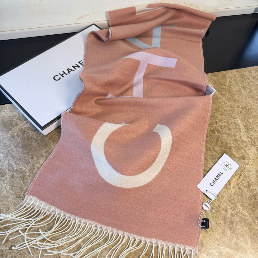 🆕Chanel · 香奈兒新品圍巾，這條必須推雖然是25C吊牌，但25。開始之後這條才進櫃有多種顏色可挑