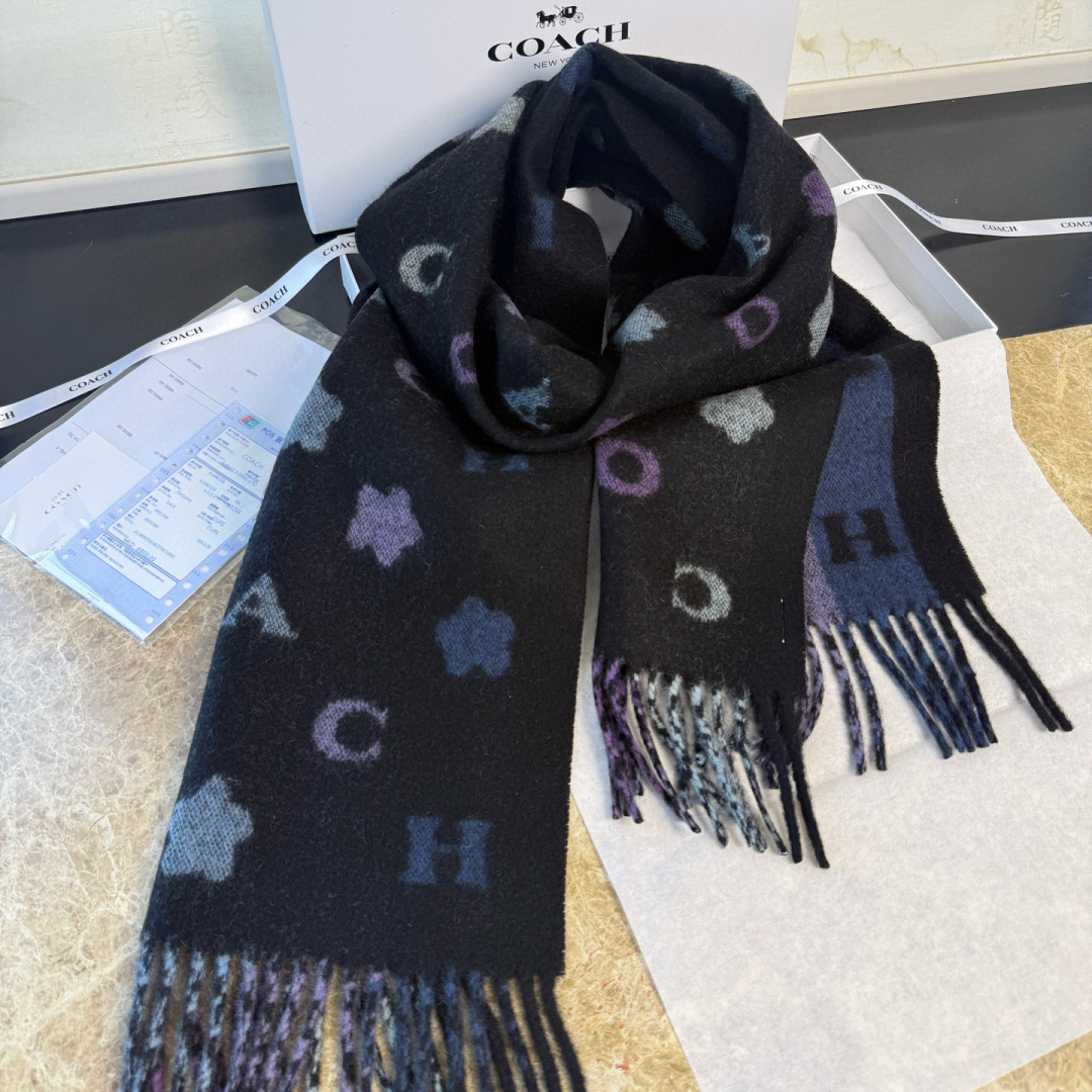 🆕COACH · 蔻驰男女通用彩条围巾❗️也太好看了吧！不仅有颜值还有品质，95%绵羊毛+5%山羊绒，手