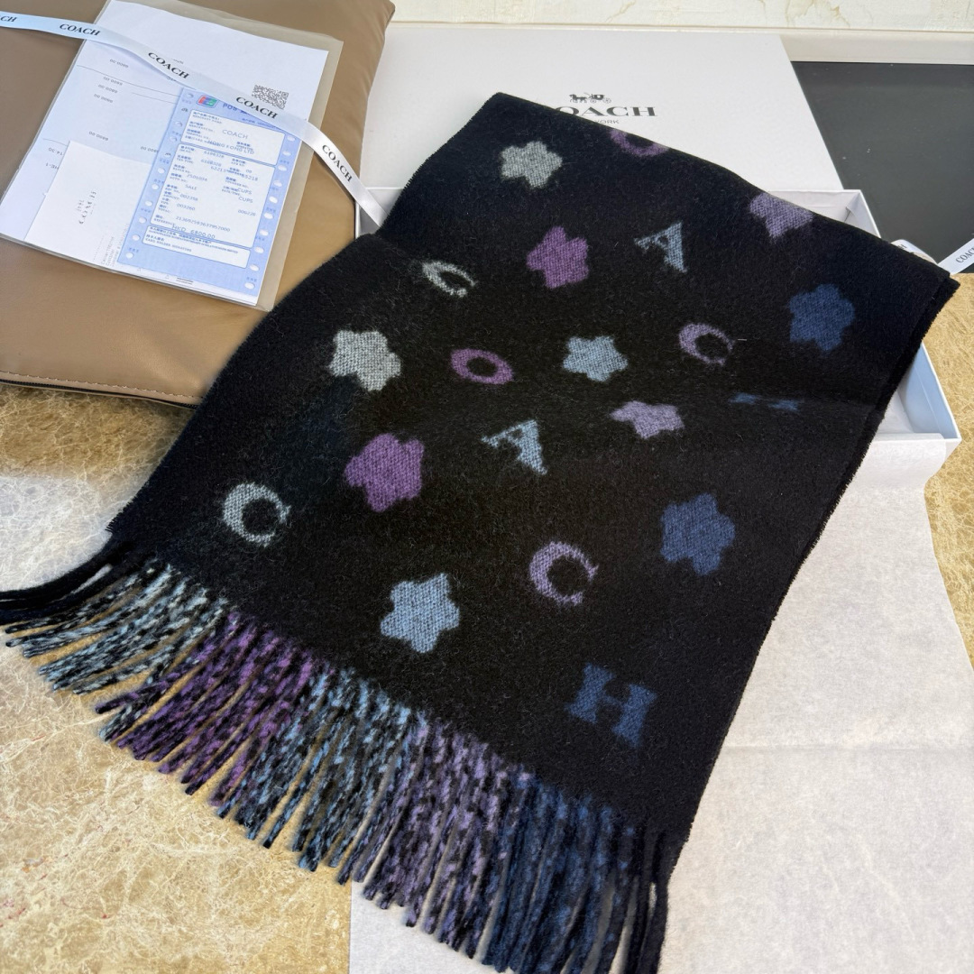 🆕COACH · 蔻驰男女通用彩条围巾❗️也太好看了吧！不仅有颜值还有品质，95%绵羊毛+5%山羊绒，手