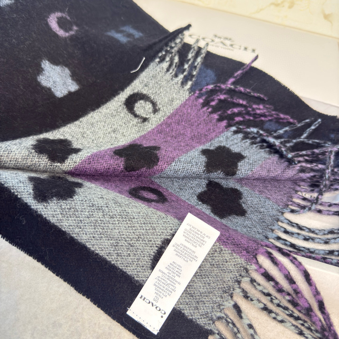 🆕COACH · 蔻驰男女通用彩条围巾❗️也太好看了吧！不仅有颜值还有品质，95%绵羊毛+5%山羊绒，手