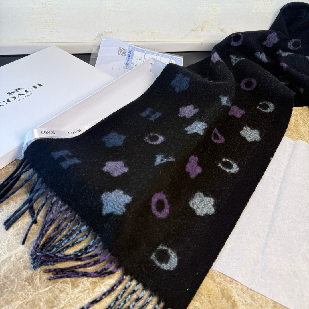 🆕COACH · 蔻驰男女通用彩条围巾❗️也太好看了吧！不仅有颜值还有品质，95%绵羊毛+5%山羊绒，手