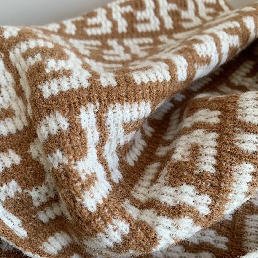 🆕【▪️Fendi精益求精的天花板品质】❗️超级时髦又保暖，这款Fendi围巾对原材料非常耗费，整条围巾