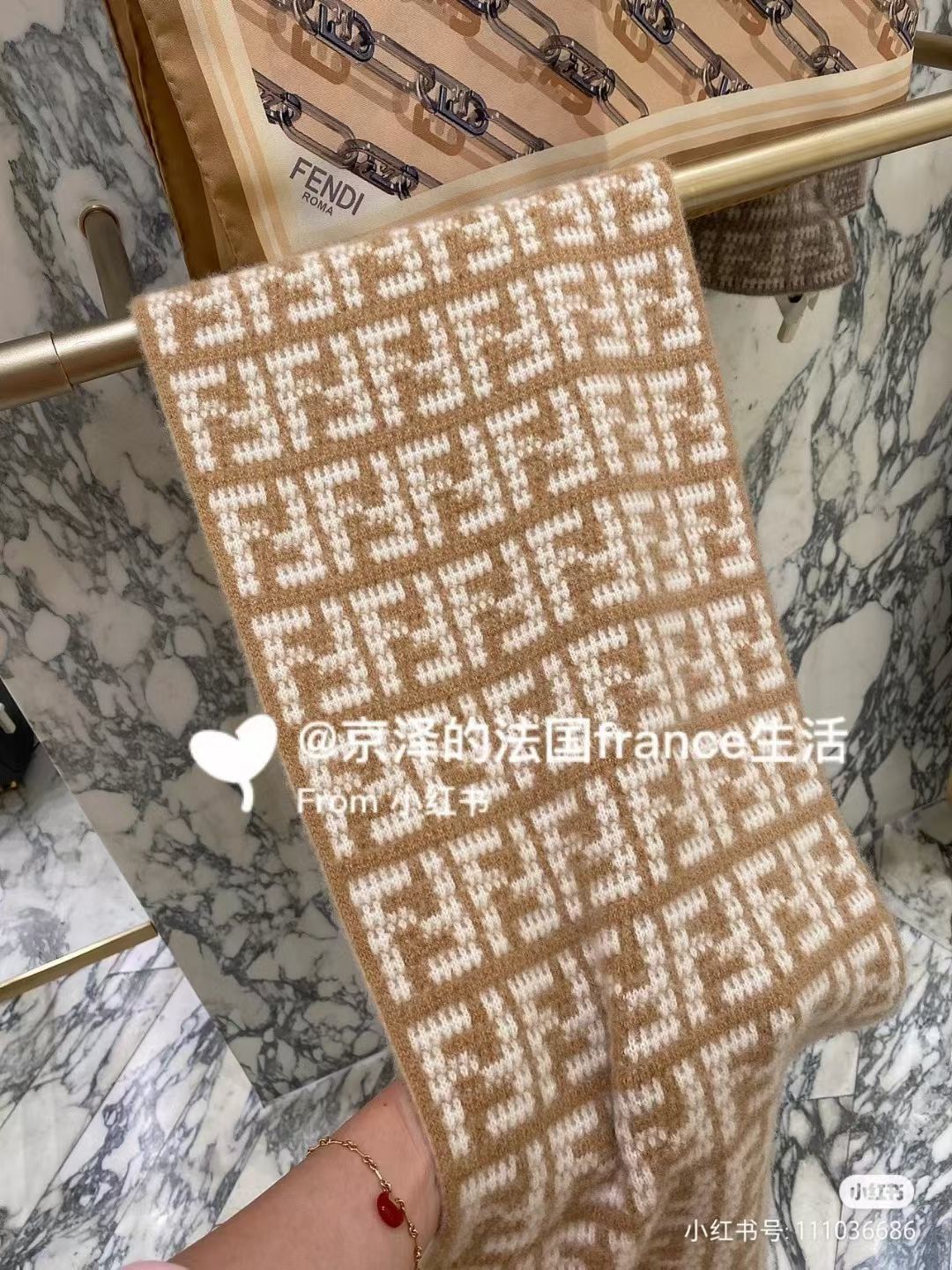 🆕【▪️Fendi精益求精的天花板品质】❗️超级时髦又保暖，这款Fendi围巾对原材料非常耗费，整条围巾