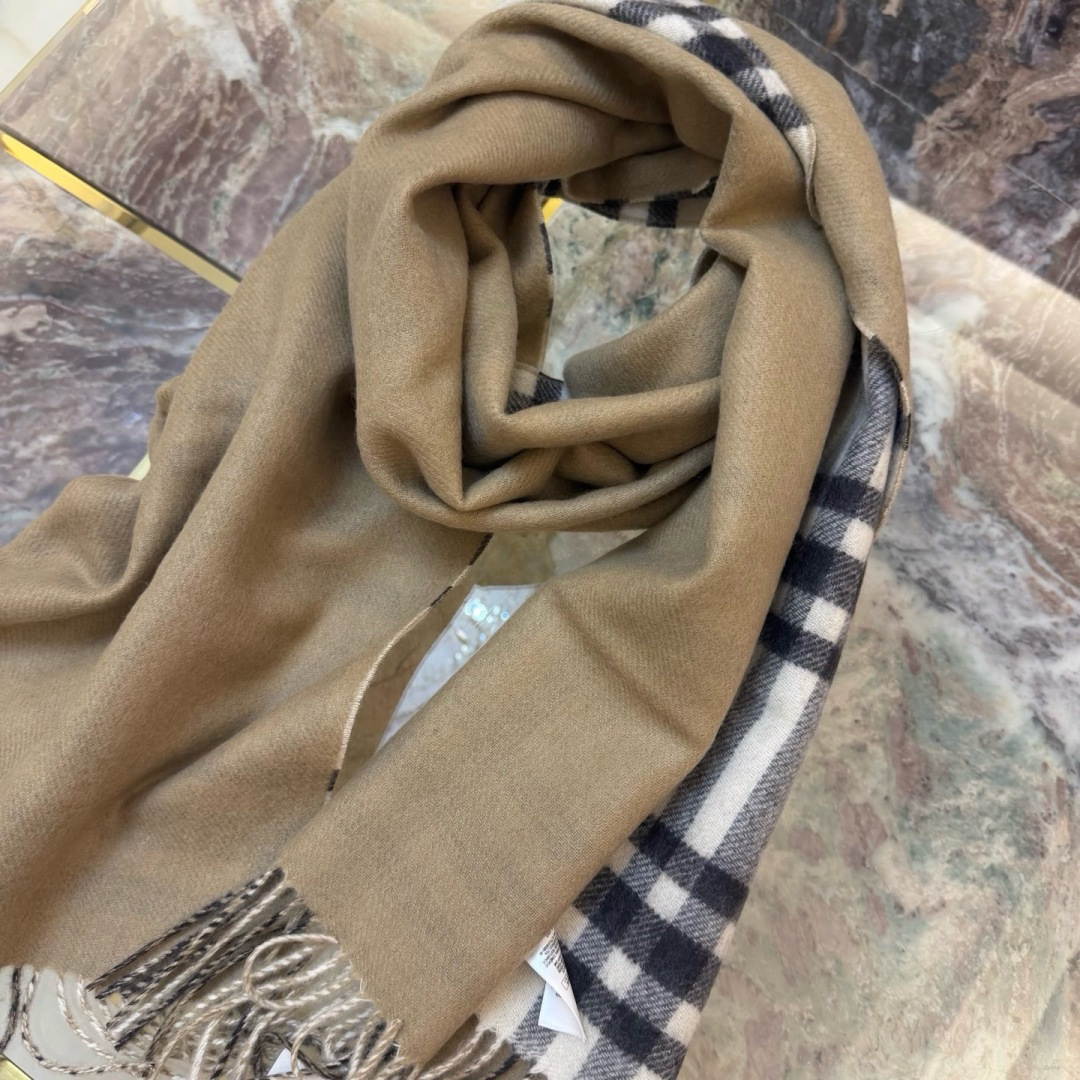 🆕易梦玲同款Bur新款双面两用格纹羊绒围巾，绝对是冬日里封神的一款，男女同款，配情侣款也是绝绝子啦，完全