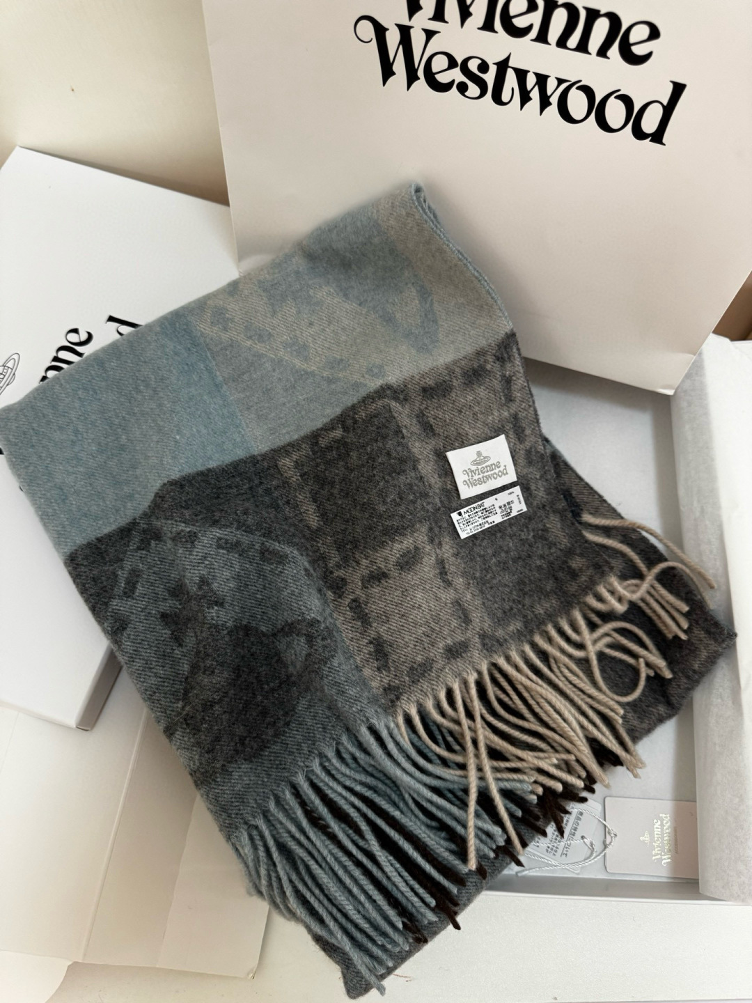 P140🆕𝐢𝐯𝐢𝐞𝐧𝐧𝐞 𝐖𝐞𝐬𝐭𝐰𝐨𝐨𝐝🪐✨ 大土星新款围巾 vivienne westwood西太后土星 英国时装设计师,时装的朋克之母!时尚潮流风格,品质强大,超美的设计!简约大气刺绣Logo‼精致💎这个款不用担心不好看,因为经典的元素洋气的新设计!赠礼的完美之选,充分展现个性风范。品质非常整个首饰给人大牌气场的同时又非常精致,让整个人的层次提升好几个level💟绝对值得入手‼️🌟尺寸50*180