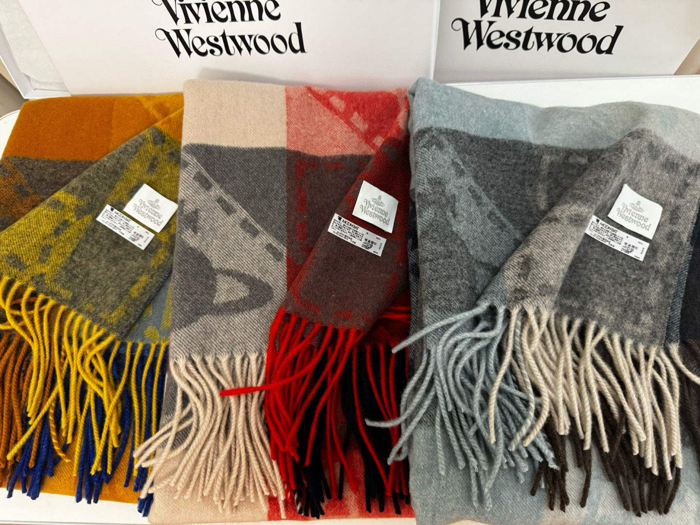 P140🆕𝐢𝐯𝐢𝐞𝐧𝐧𝐞 𝐖𝐞𝐬𝐭𝐰𝐨𝐨𝐝🪐✨ 大土星新款围巾 vivienne westwood西太后土星 英国时装设计师,时装的朋克之母!时尚潮流风格,品质强大,超美的设计!简约大气刺绣Logo‼精致💎这个款不用担心不好看,因为经典的元素洋气的新设计!赠礼的完美之选,充分展现个性风范。品质非常整个首饰给人大牌气场的同时又非常精致,让整个人的层次提升好几个level💟绝对值得入手‼️🌟尺寸50*180