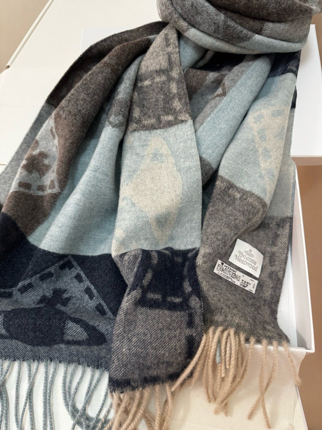 🆕𝐢𝐯𝐢𝐞𝐧𝐧𝐞 𝐖𝐞𝐬𝐭𝐰𝐨𝐨𝐝🪐✨大土星新款围巾 vivienne westwood西太后土星 英国