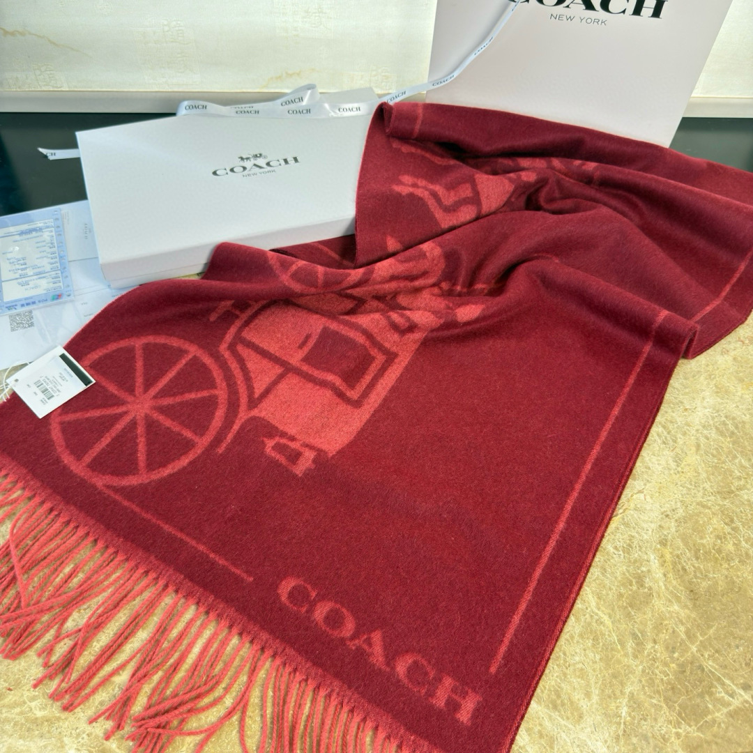 🆕COCAH新品马车图案印花大尺寸围巾❗️原版全套辅料，这款马车图案印花大尺寸围巾采用绵羊毛和山羊绒的奢