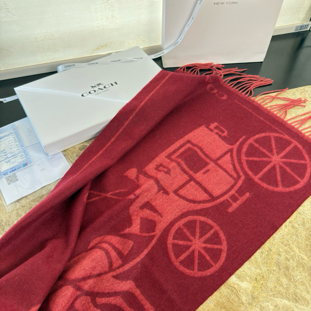 🆕COCAH新品马车图案印花大尺寸围巾❗️原版全套辅料，这款马车图案印花大尺寸围巾采用绵羊毛和山羊绒的奢