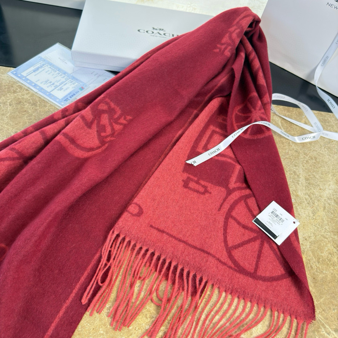 🆕COCAH新品马车图案印花大尺寸围巾❗️原版全套辅料，这款马车图案印花大尺寸围巾采用绵羊毛和山羊绒的奢