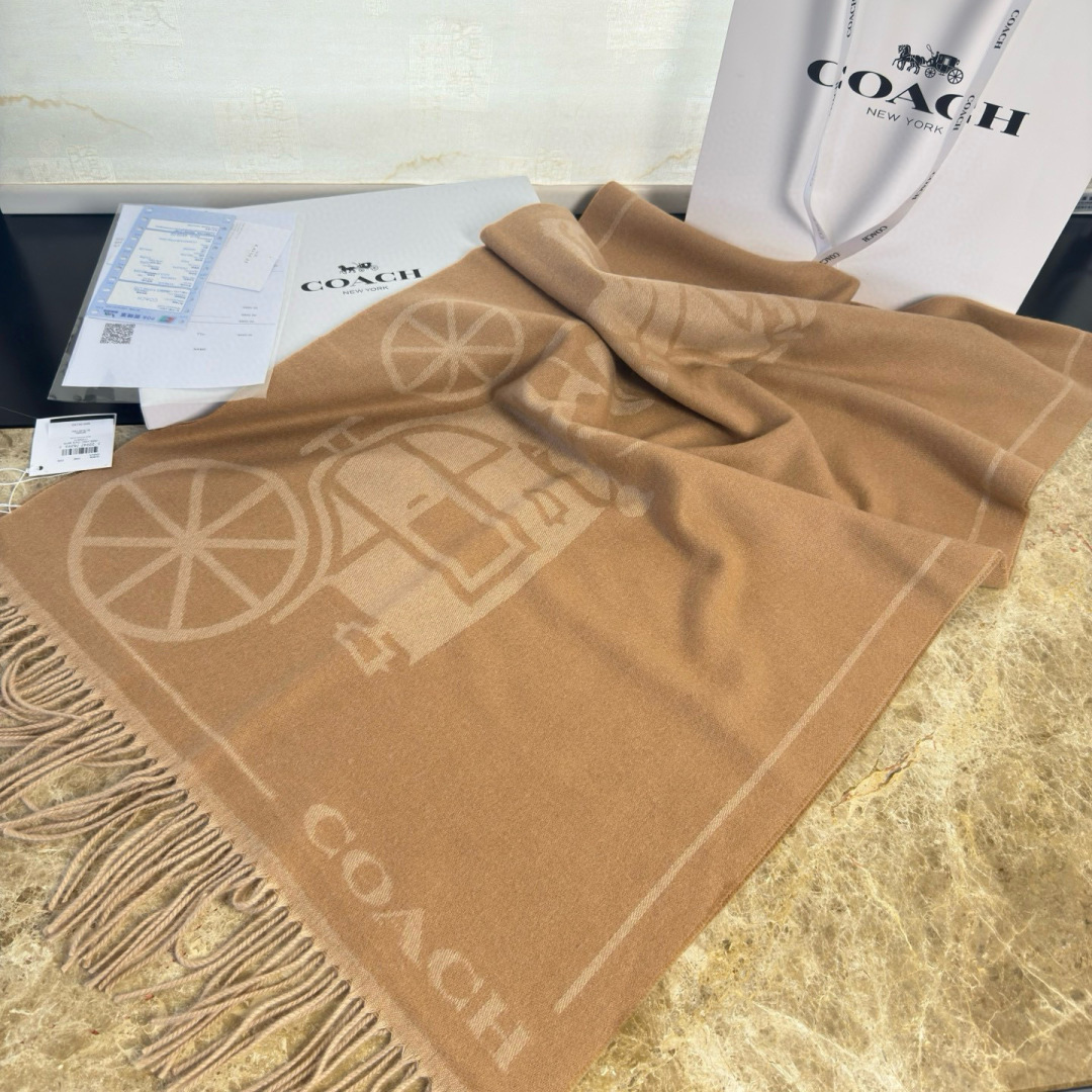 🆕COCAH新品马车图案印花大尺寸围巾❗️原版全套辅料，这款马车图案印花大尺寸围巾采用绵羊毛和山羊绒的奢
