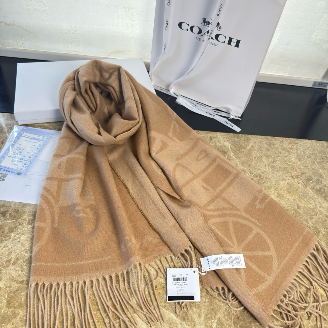 🆕COCAH新品马车图案印花大尺寸围巾❗️原版全套辅料，这款马车图案印花大尺寸围巾采用绵羊毛和山羊绒的奢