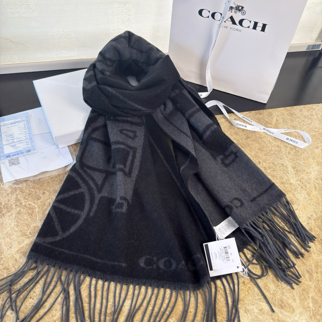 🆕COCAH新品马车图案印花大尺寸围巾❗️原版全套辅料，这款马车图案印花大尺寸围巾采用绵羊毛和山羊绒的奢