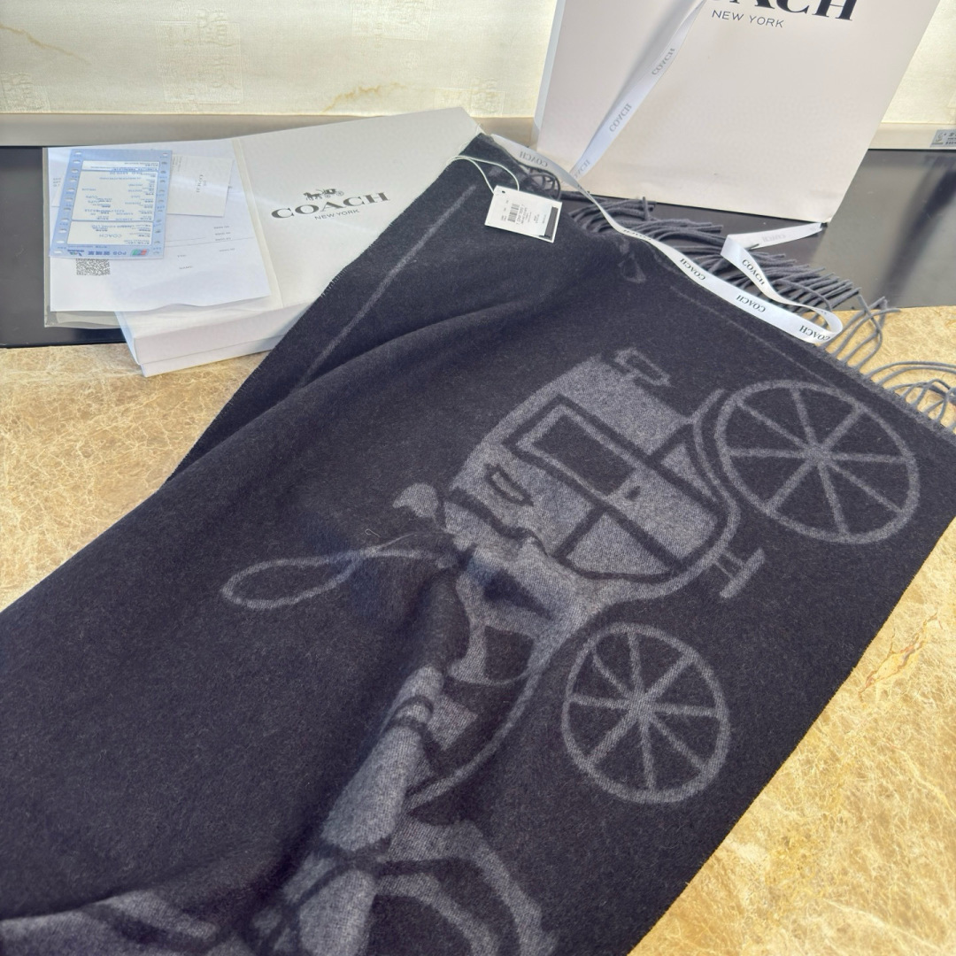 🆕COCAH新品马车图案印花大尺寸围巾❗️原版全套辅料，这款马车图案印花大尺寸围巾采用绵羊毛和山羊绒的奢