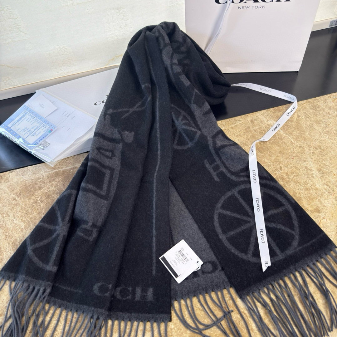 🆕COCAH新品马车图案印花大尺寸围巾❗️原版全套辅料，这款马车图案印花大尺寸围巾采用绵羊毛和山羊绒的奢