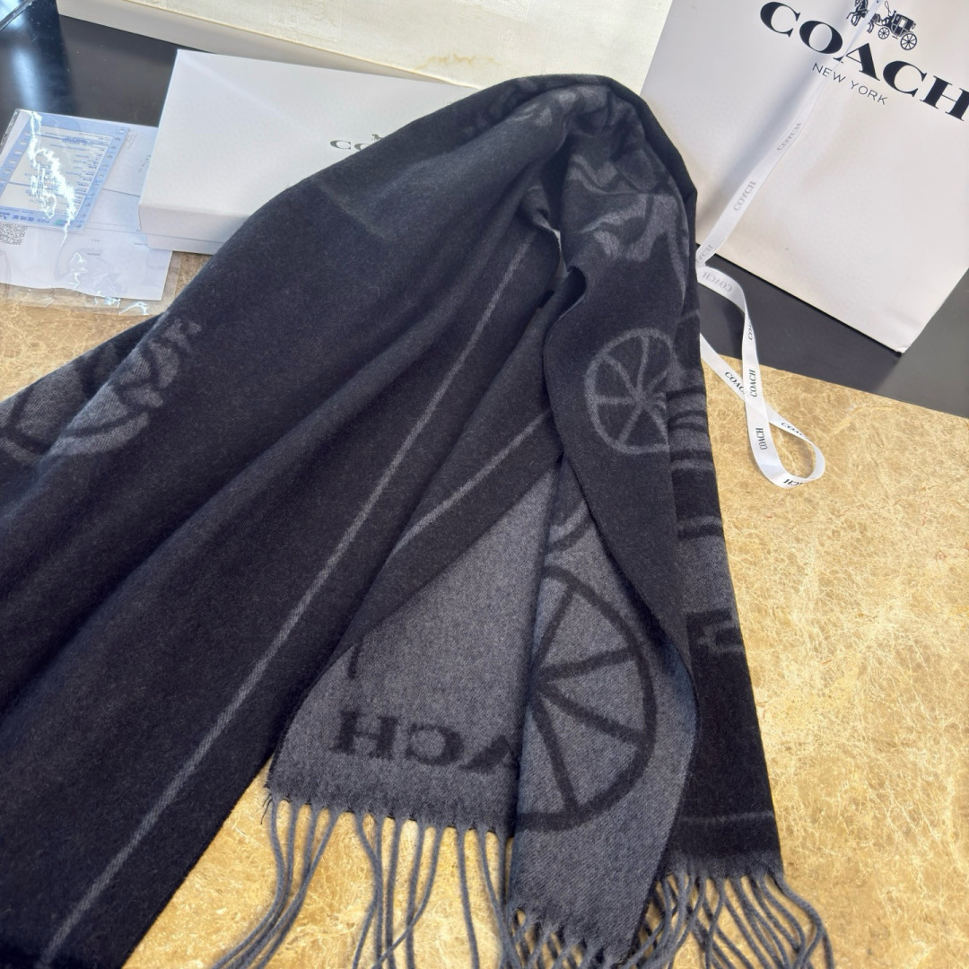 🆕COCAH新品马车图案印花大尺寸围巾❗️原版全套辅料，这款马车图案印花大尺寸围巾采用绵羊毛和山羊绒的奢
