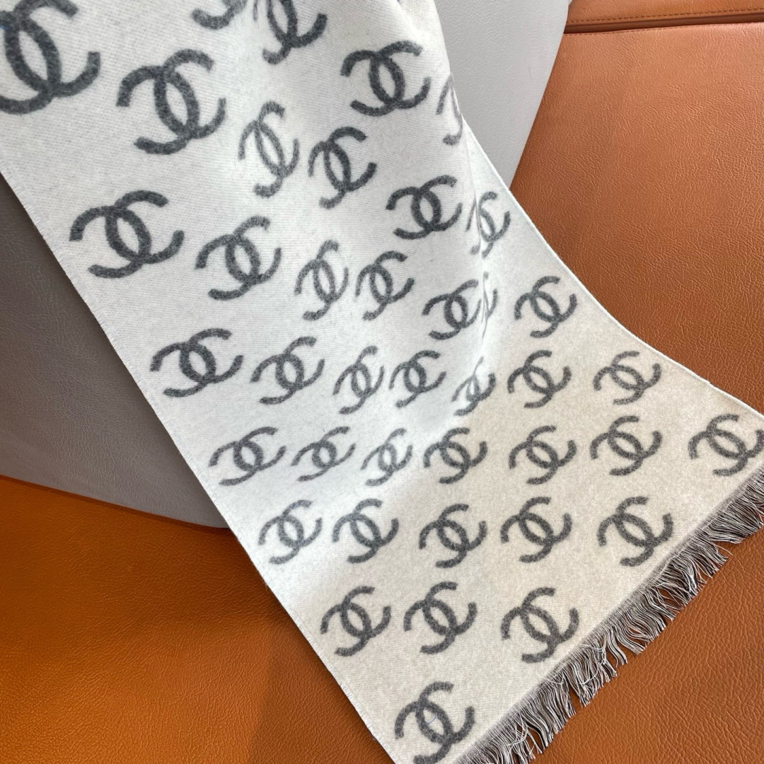 🆕【▪️真香系列❗️chanel专柜爆款围巾！！！】注定要火火火。啊！！！现在天还没冷专柜就各种断货等货