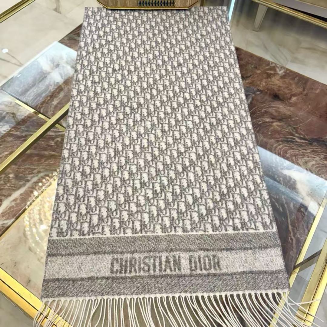 🆕CD圣诞款老花银丝羊绒双面提花大披肩‼️Blingbling 的银光闪闪，柔软亲肤，凭实力火出圈的经典