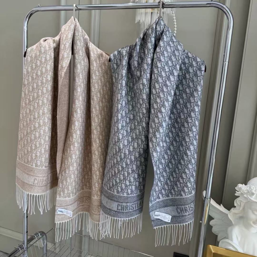 🆕CD圣诞款老花银丝羊绒双面提花大披肩‼️Blingbling 的银光闪闪，柔软亲肤，凭实力火出圈的经典