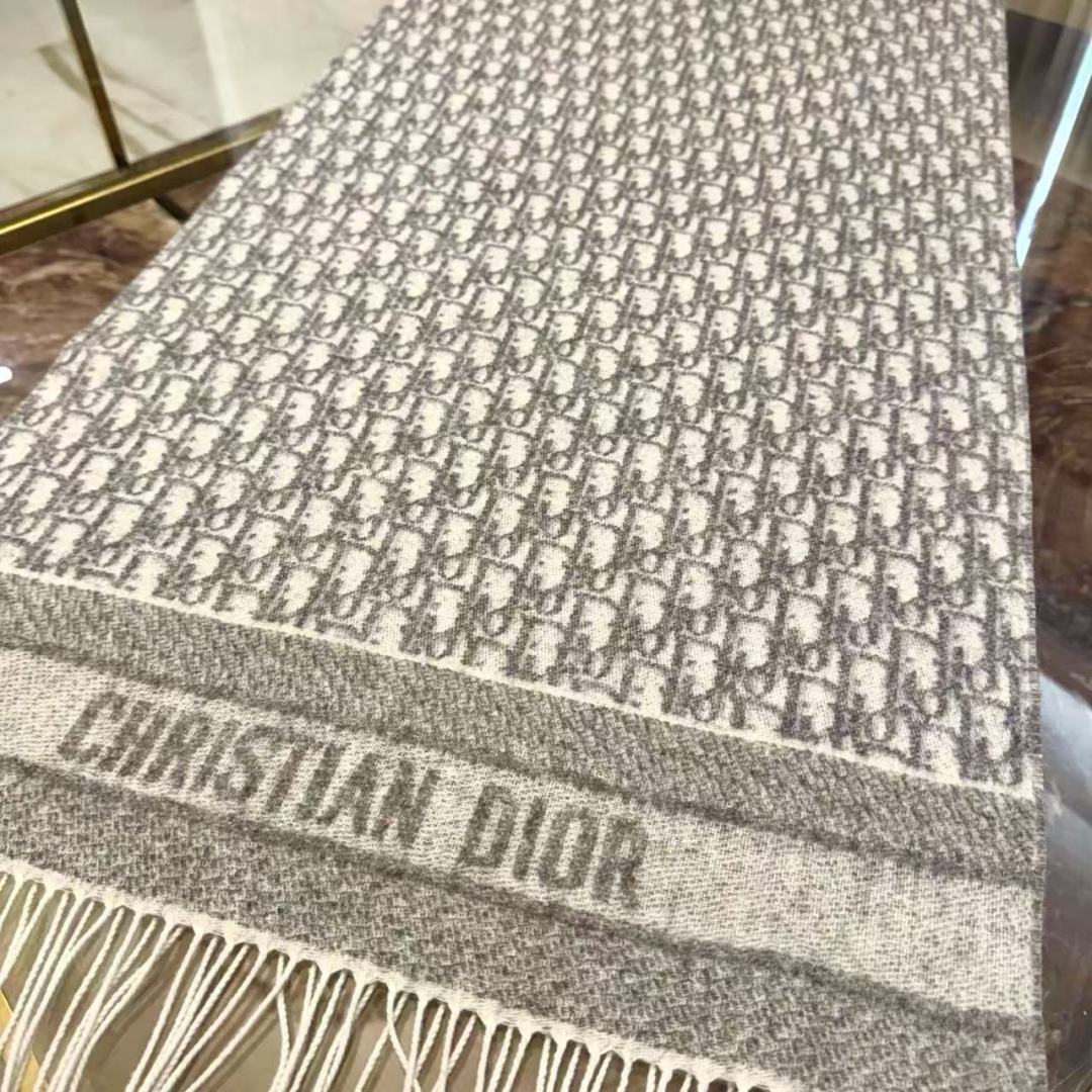 🆕CD圣诞款老花银丝羊绒双面提花大披肩‼️Blingbling 的银光闪闪，柔软亲肤，凭实力火出圈的经典