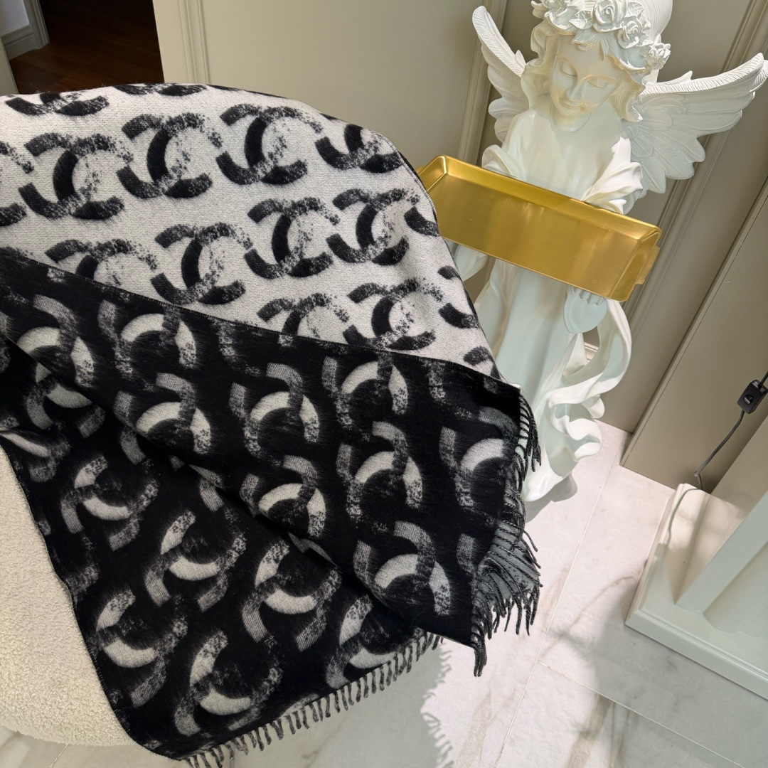 🆕香奶奶独家新款，25k系列哈双面黑白熊猫渐变色Logo双C羊绒围巾披肩，这绝对是今年最最最美的一款，没