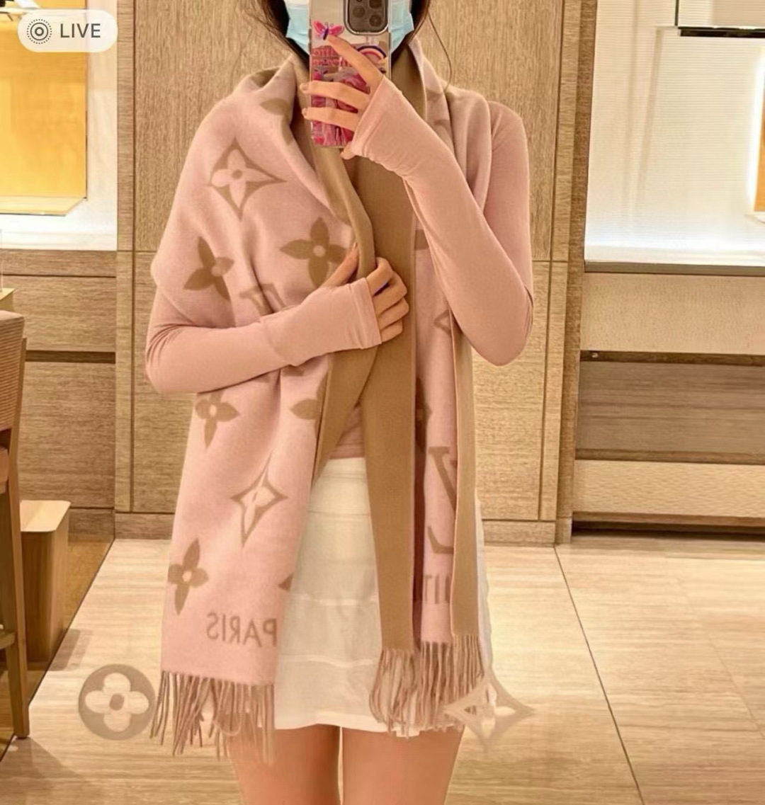 P350🆕【霍思燕同款芯片版原单货纯山羊绒】这个是今年台湾定单的渠道货‼这个款我超级挑~就是为了让你们围着去专柜的‼代购的来~香港贸易公司的订单，因为出货时间问题余下300条❗还好去年原料价格低一些，而且工厂本身利润就低，才能谈下来都收了这些货这个价格，这种客供余料的货(和国产的羊绒绝对不同，手感你一模就会明白❗)偷偷的又做出来了。去年冬天厂里因为合同关系不敢放出来卖，当时我就一直盯着，现在合同到期终于完美到我手上了‼我稍微给大家普及下这个各路版本都说自己是ZP的打脸款:1⃣.这款Reykjavik披肩的灵魂点，羊绒的网眼密度❗非常密，正反基本看不到网眼洞洞(你们可以比对其他家，都是“#”横竖纹路的，且都有孔)。反观我们的，是斜纹纹路的完全没有孔❗2⃣.披肩反面两侧有竖条边线。这是LV正品在生产工艺上会留有的❗很多F货用的是别的工艺所以不会有边线，当然个别赶到几条边上被工人裁剪掉了就没有了，但仅仅是个别几条❗3⃣厚度和柔软度。只有原单规格才能厚度和柔软度兼具❗其他就不多说了，买不买没关系，但我们教你懂货‼你和真正的牛逼货之间就差辨识力❗出完无补，因为没有这客供原料了‼‼我剁手都要买，因为真的可以用一辈子‼45*170➕流苏10x2cm