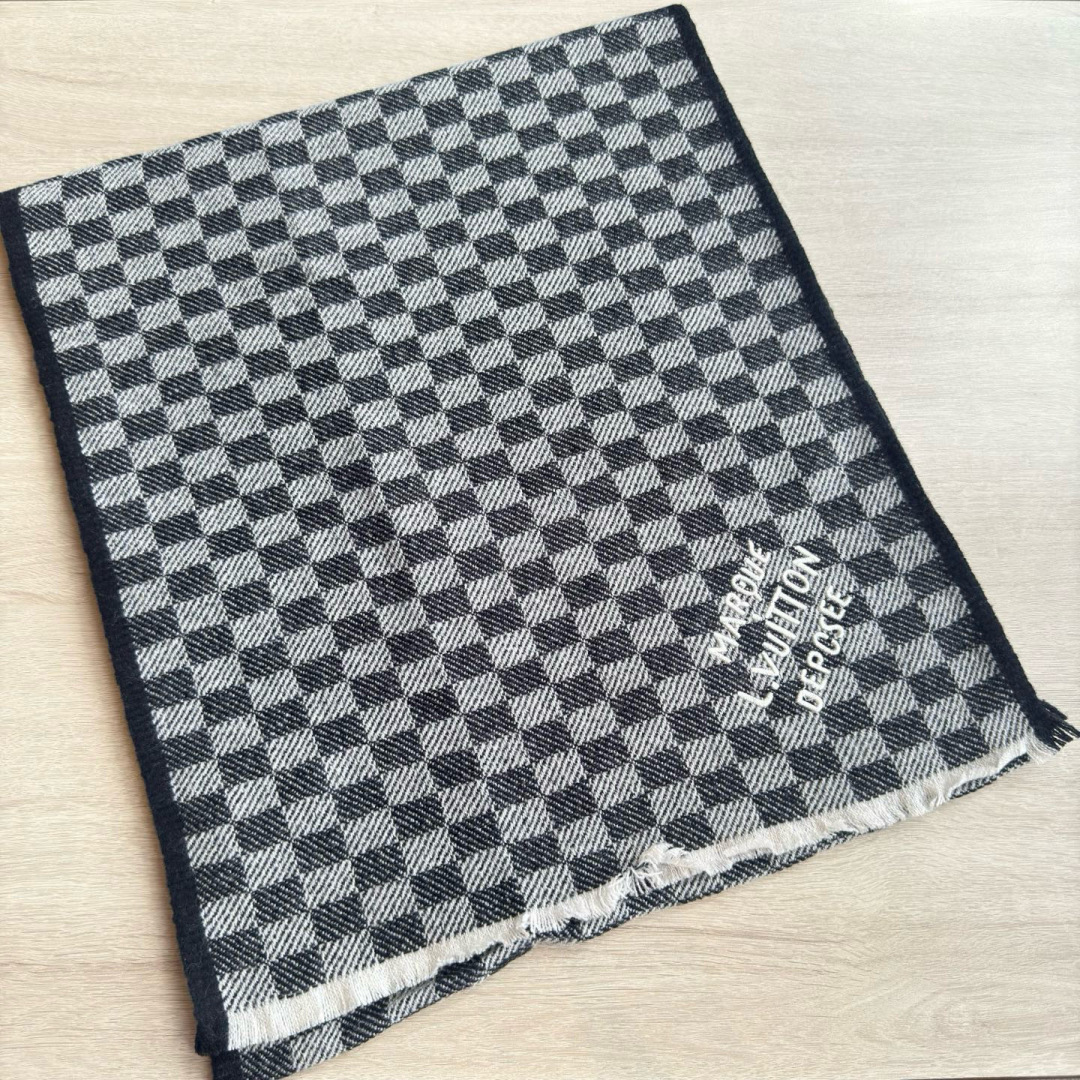 🆕LV新款 · 经典的棋盘格设计，低调的奢侈感❗️极品柔美精英高手级别的时髦感围巾❗️这款驴家羊绒围巾，