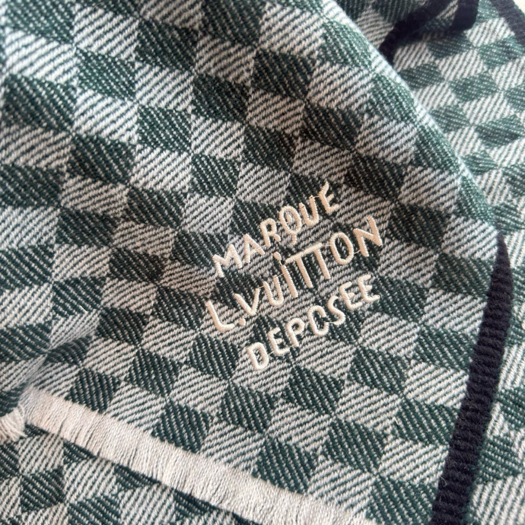 🆕LV新款 · 经典的棋盘格设计，低调的奢侈感❗️极品柔美精英高手级别的时髦感围巾❗️这款驴家羊绒围巾，