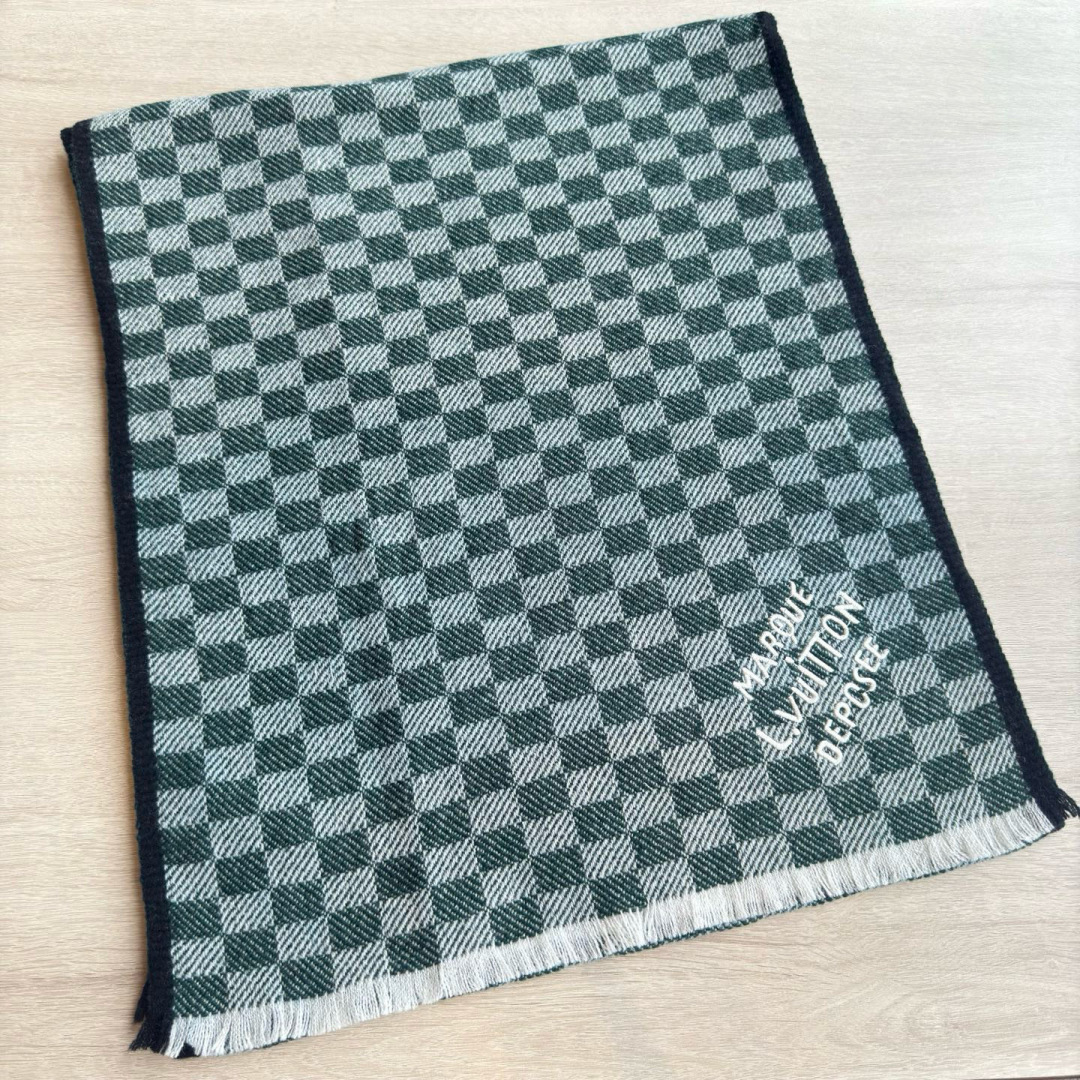 🆕LV新款 · 经典的棋盘格设计，低调的奢侈感❗️极品柔美精英高手级别的时髦感围巾❗️这款驴家羊绒围巾，