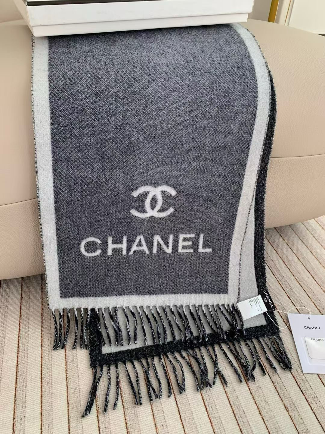 🆕【𝐂𝐇𝐀𝐍𝐄𝐋 · 双面加厚羊绒披肩】目测是大爆款男女情侣通用！双面异色提花 两面完全相反的颜色 设计