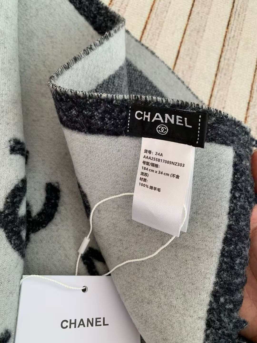 🆕【𝐂𝐇𝐀𝐍𝐄𝐋 · 双面加厚羊绒披肩】目测是大爆款男女情侣通用！双面异色提花 两面完全相反的颜色 设计