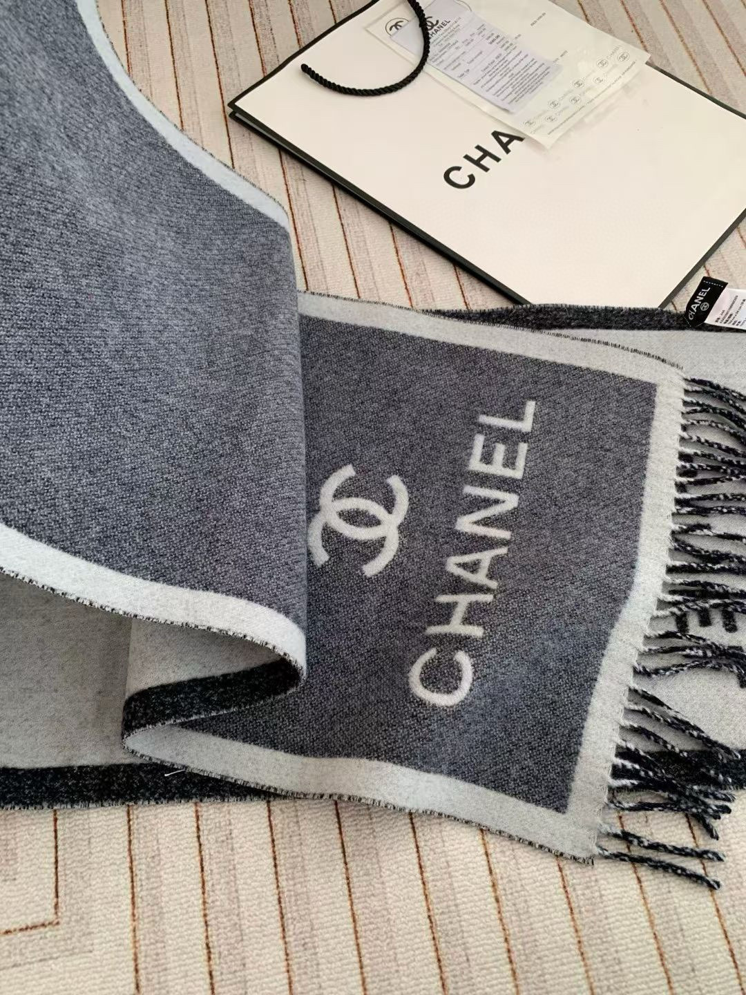 🆕【𝐂𝐇𝐀𝐍𝐄𝐋 · 双面加厚羊绒披肩】目测是大爆款男女情侣通用！双面异色提花 两面完全相反的颜色 设计