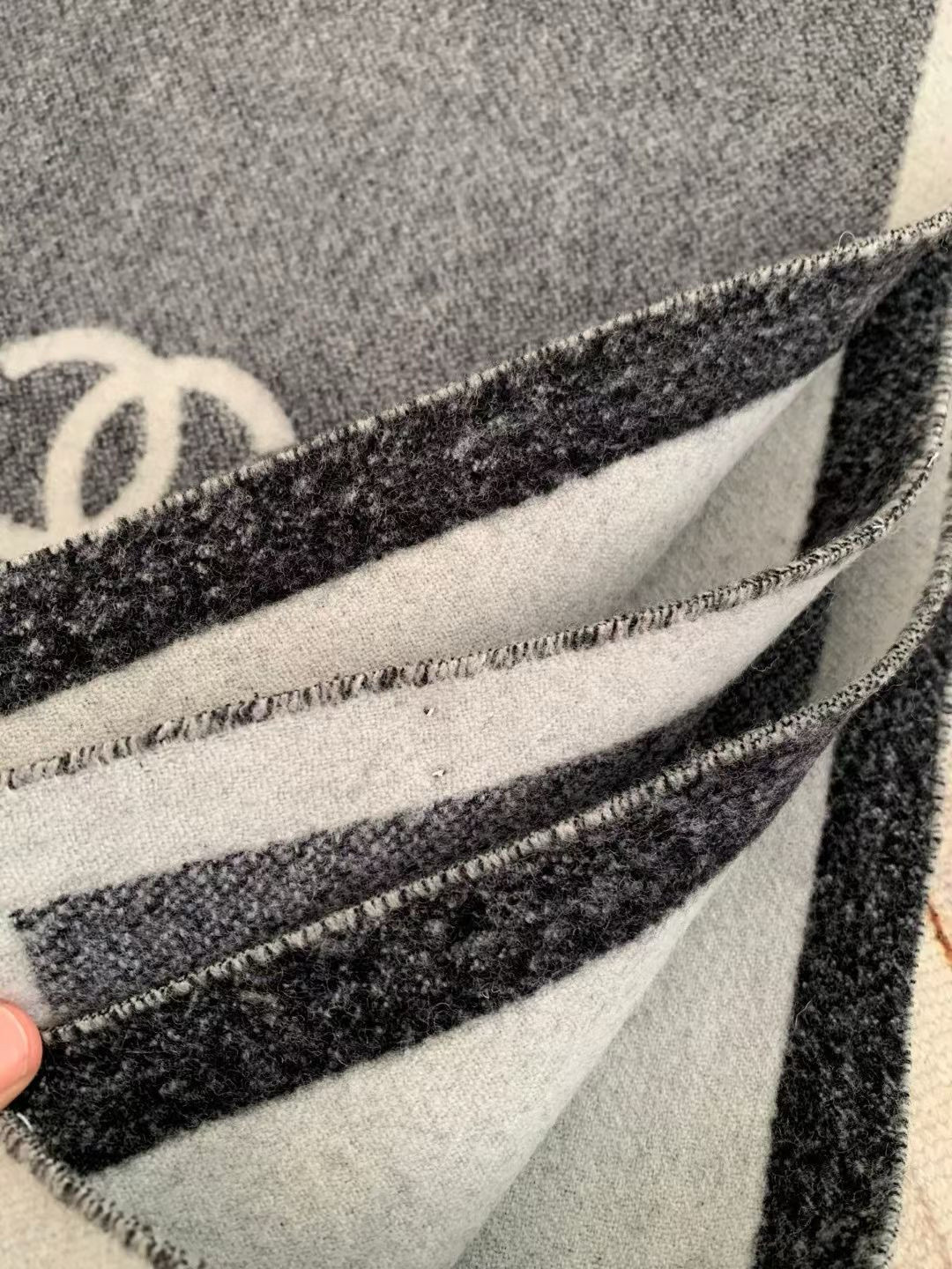 🆕【𝐂𝐇𝐀𝐍𝐄𝐋 · 双面加厚羊绒披肩】目测是大爆款男女情侣通用！双面异色提花 两面完全相反的颜色 设计