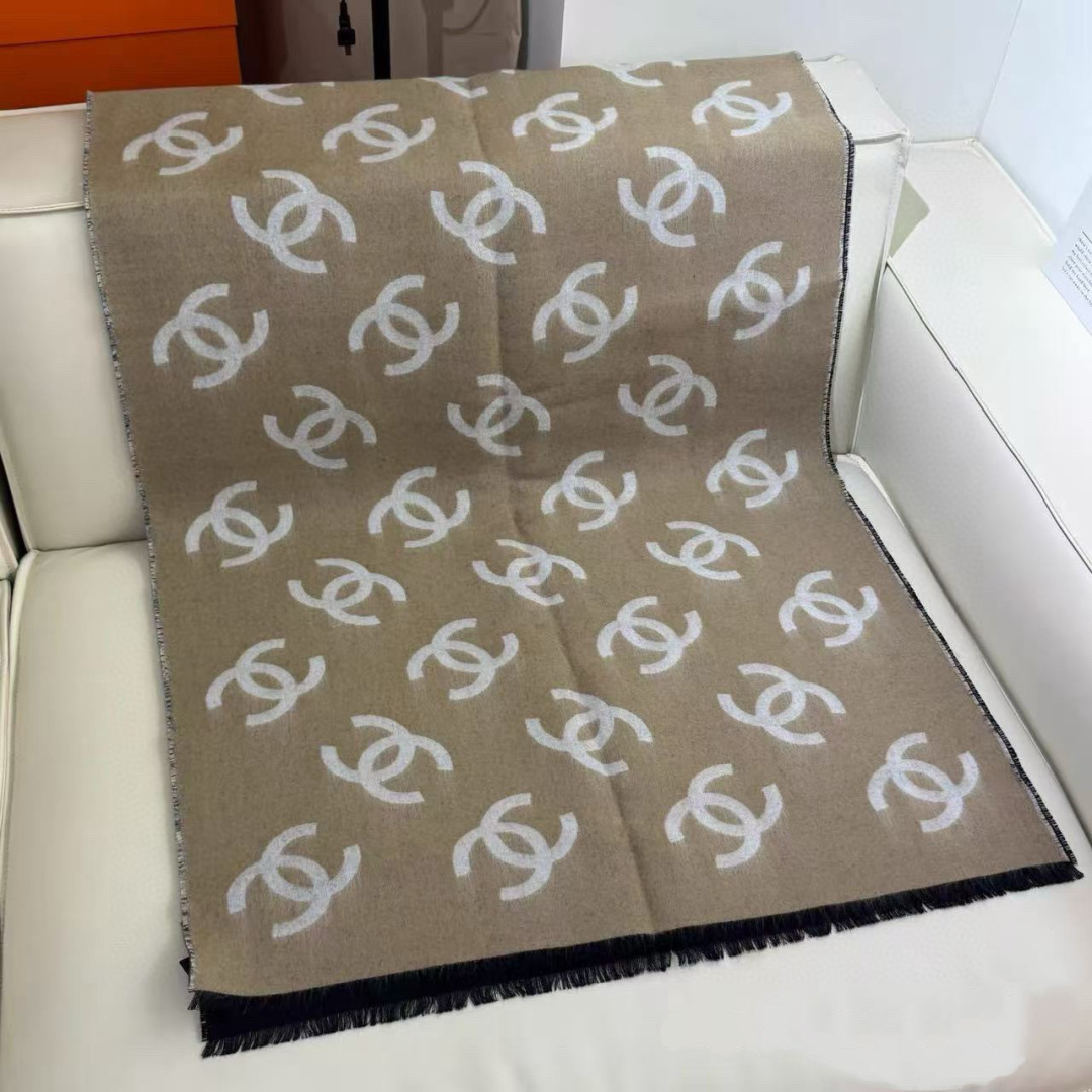 🆕Chanel · 香奶奶25B新款双面羊绒围巾披肩，双面设计，一面素色，一面提花满印经典双C logo