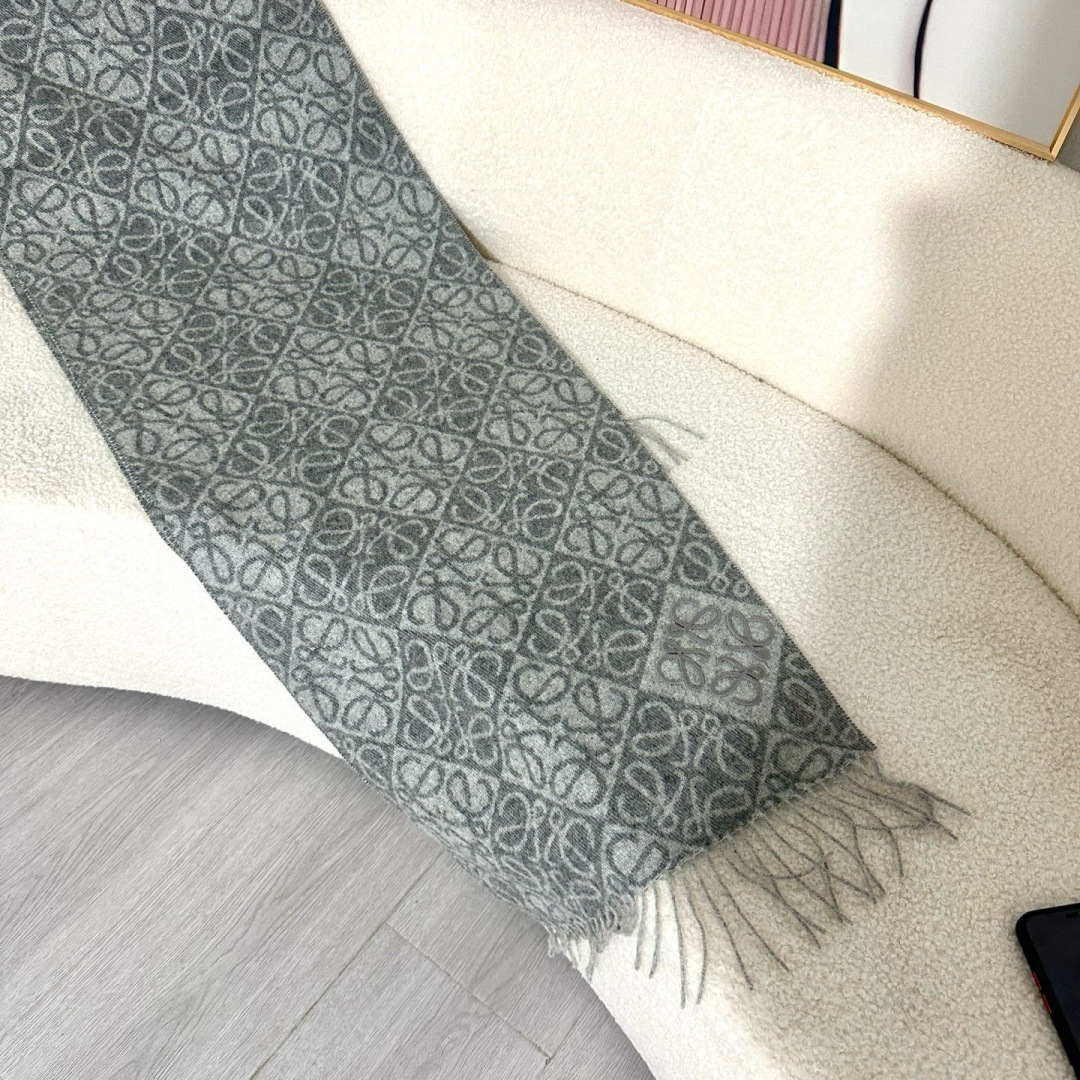 🆕高版植绒版本 · LOEWE罗意威新款最火围巾，双面羊毛和羊绒围巾，角落饰有 Anagram 簇绒刺绣